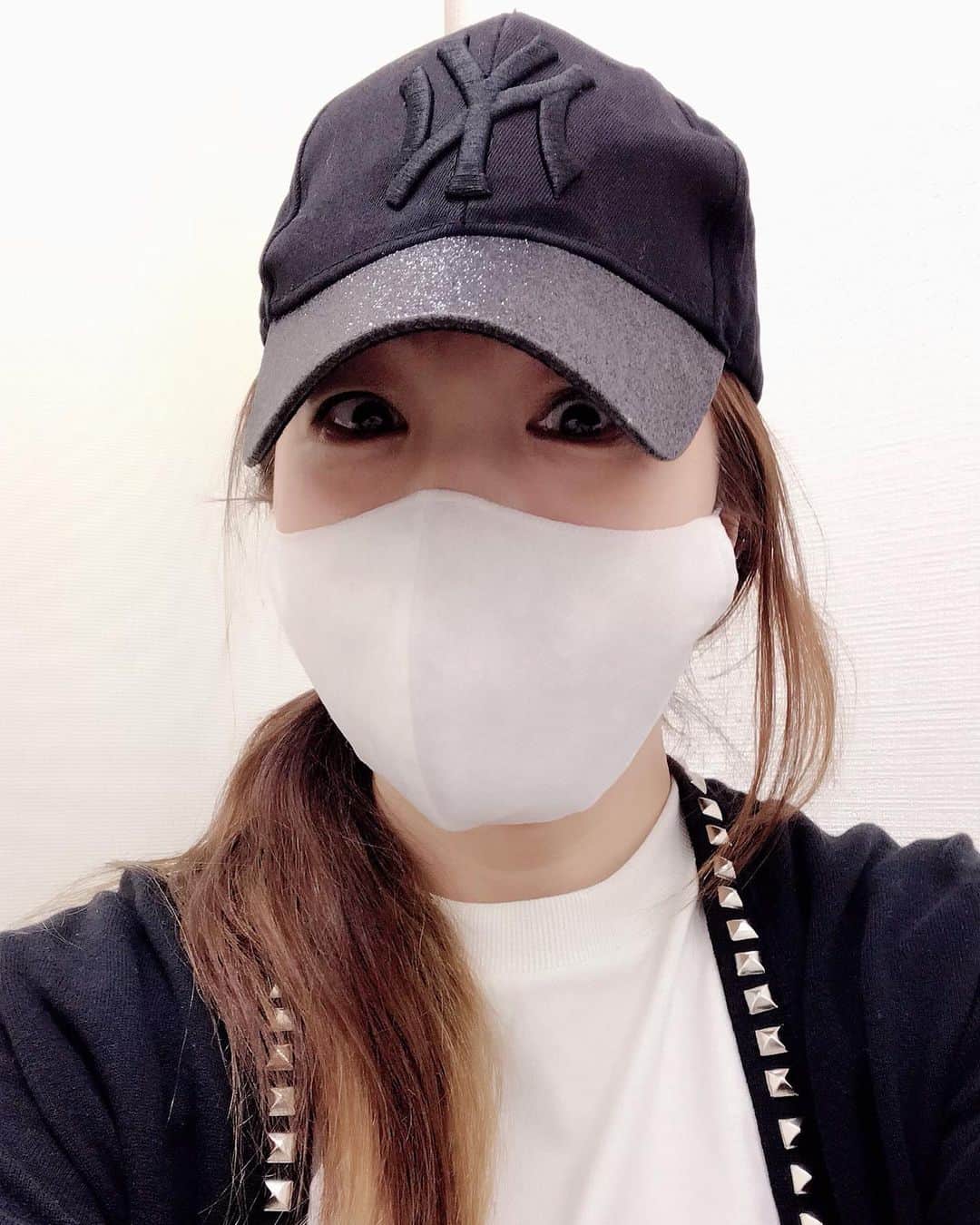 井上貴子のインスタグラム：「今日は人間ドッグ^ ^  いつもは夏にやるんだけど コロナ急増してたので 10月になっちゃった。  とりあえず異常なし^ ^ ありがとうございます。感謝。  さて このマスクかっこいーっしょ。  アタシの顔の管理をしてくださる ラセラピスの 豪腕エステシャンが開発したもの。  2枚目の写真は… なんと？？ 耳のストレスフリーマスク。  特殊な加工された両面テープで 取り外し自由。  しかも洗濯機でジャブジャブと 数回洗えちゃうの^ ^  使い捨てじゃないから とってもだいすき。  まだ通販では販売されてないんだけどね。  メイク付きにくいし 形キレイだから小顔効果  いいことづくし。  Happyで^ ^  コロナ禍に携わる 全てのお仕事の皆様。  心から 感謝しています。  引き続き油断せず お気をつけて お過ごし下さいませ。  #井上貴子  #LLPWX #女子プロレス #紅緒と柊音 #トイプードル #イチナナ動画配信25日20時 #TikTokはじめてみた #Twitterも見てね #ラセラピス #こだわりマスク #感謝 #STOPCOVID19」