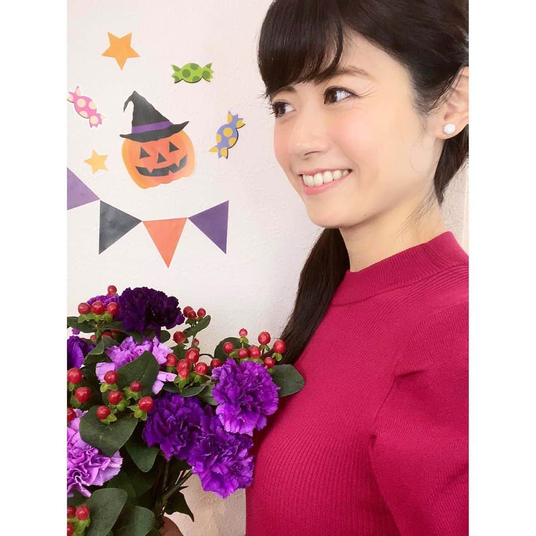 松尾依里佳さんのインスタグラム写真 - (松尾依里佳Instagram)「🌹🎃🍬 #ひるおび #リモート出演 は #ハロウィン をテーマに✨  #ウォールステッカー は 昨夜娘とペタペタ貼りました😊 実はもっと飾ったのでまた載せますね！  2週間後の出演は久しぶりに 赤坂TBSのスタジオのようで 今から楽しみでもありドキドキでもあり…！  #ひるおび金曜日 #まつおさんちのお花 #ムーンダスト #ゲノム編集 で生まれた青紫の#カーネーション  #ヒペリカム は#赤い実 #お衣裳 #私物 #ambient  #halloweenflowers」10月23日 15時29分 - erika.matsuo