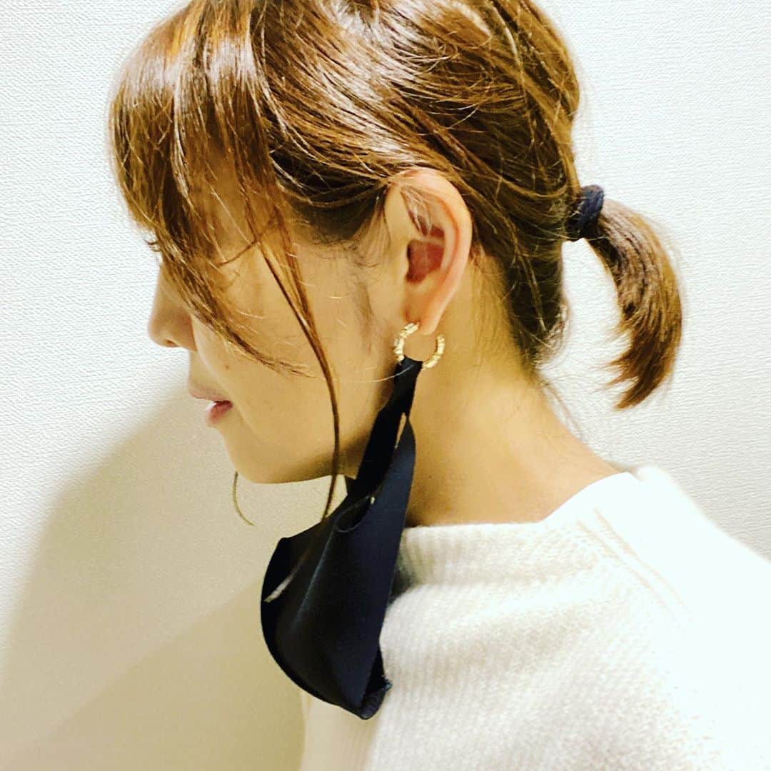 のインスタグラム：「ピアスがマスクホルダーになることに気がつきました😁 #海保知里 #マスクホルダー」