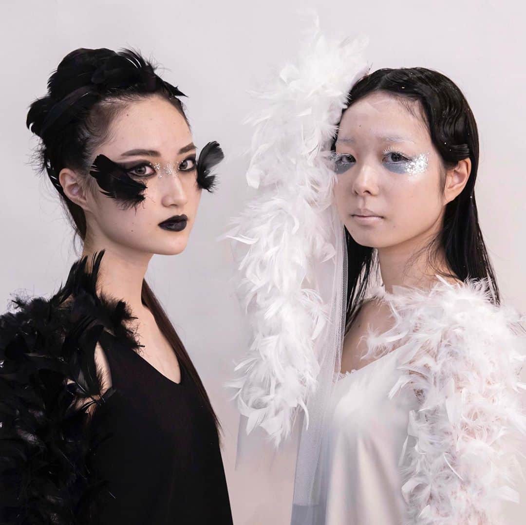福岡ベルエポック美容専門学校のインスタグラム：「Hair Make Show MODEL 《テーマ》白鳥と黒鳥 * #ベルウィン  #福岡ベル  * * #福岡ベルエポック美容専門学校  #福岡ベル　#美容専門学校  #オープンキャンパス #メイク　#ファッション #エステ #ブライダル #美容師 #ヘアメイク #美容学生と繋がりたい #おしゃれさんと繋がりたい #美容学生」