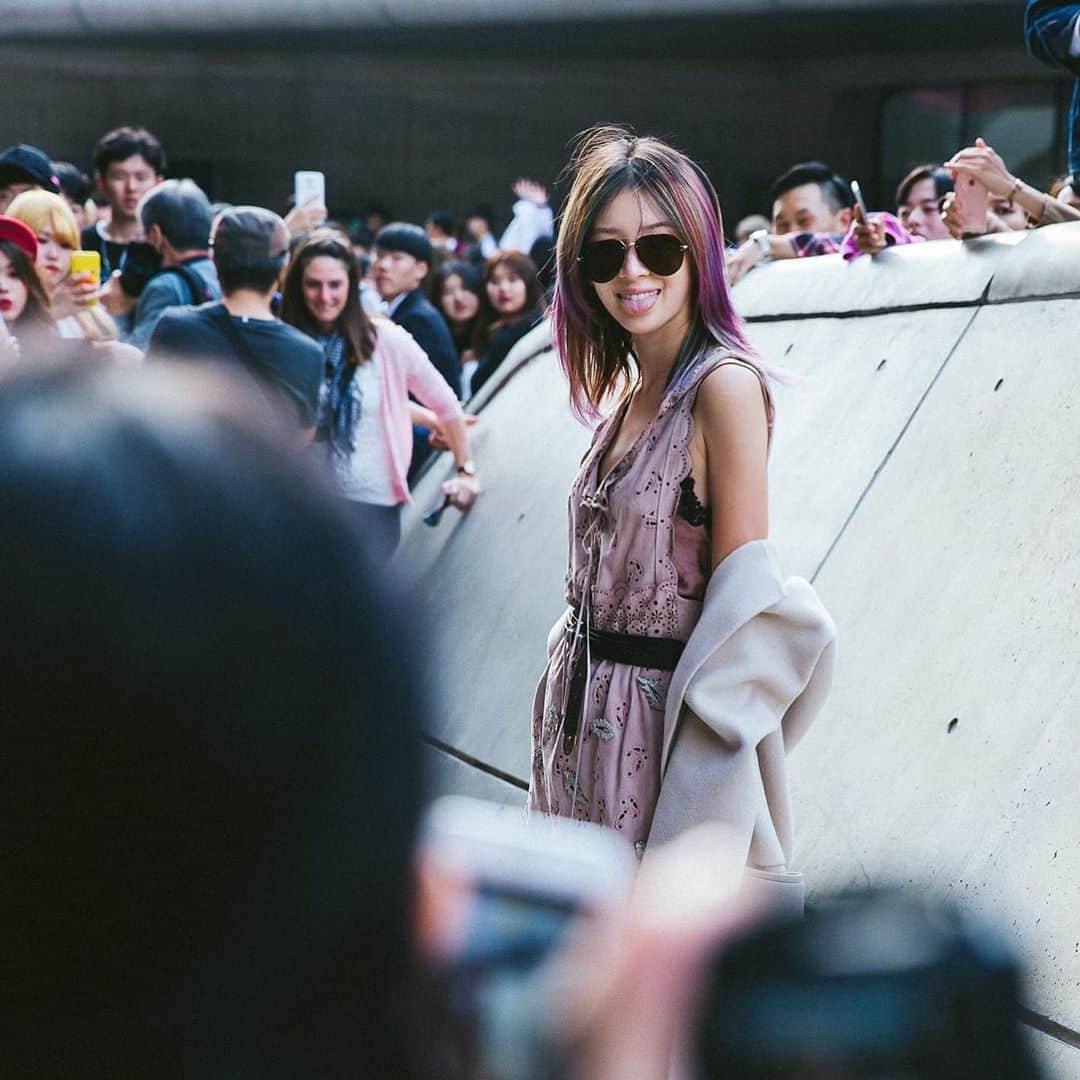가로수길 , Seoulのインスタグラム：「I Miss SFW 😭 일년에 두번 열리는 대국민축제 서울패션위크 ..지난 시즌에는 안하고 이번 시즌은 디지털이고 언제 다시 회색공간 DDP에서 수많은 포토분들과 함께 사진 찍을수 있을까 .. 갑자기 페이스북에 몇년 전 서울패션위크 사진이 뜨길래 .. Thx @ireneisgood 🔥✨」