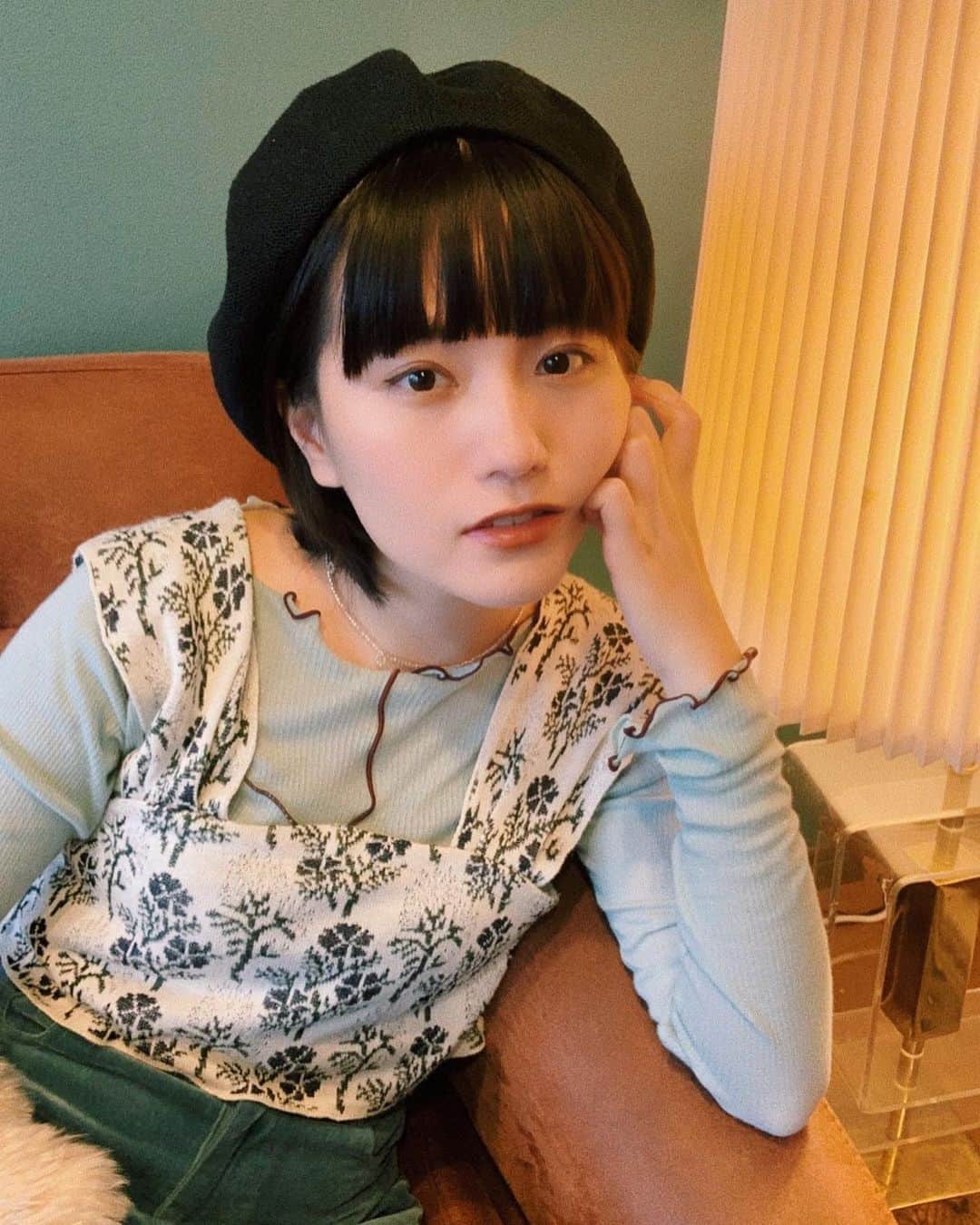 のインスタグラム：「今日の #outfit 💎🐬💦☁️  適当なところ前髪切りに行ったら切られすぎたのでベレー帽かぶってます😂  たまにやらかすのよなー。もっとひとつひとつ大切にしていかないといけないと分かっていつつ、適当な性格がでてきてしまうw  服はもう前にタグつけしたものばっかなので今日はタグなし。」