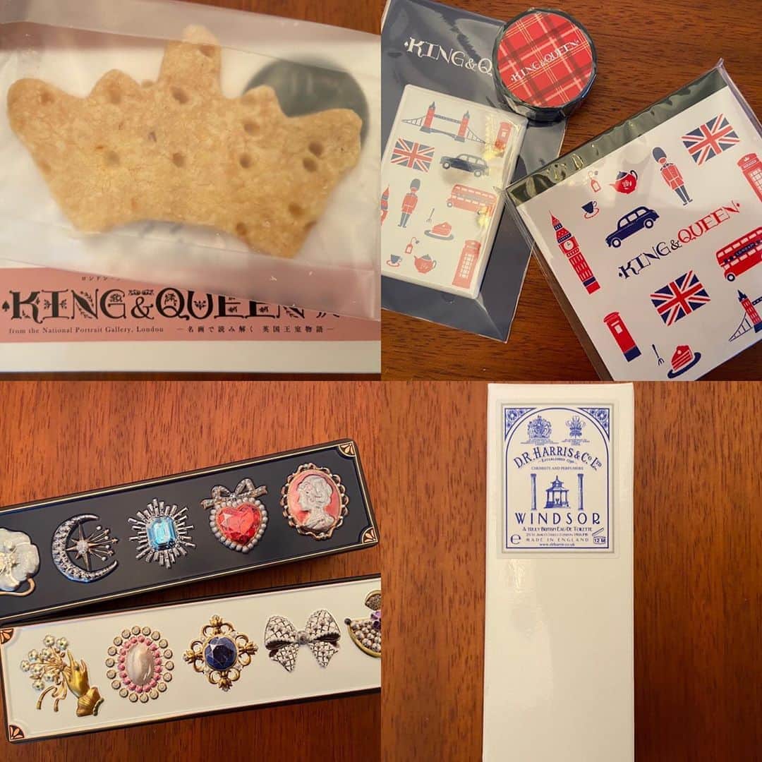 御影倫代のインスタグラム：「The souvenirs of KING and QUEEN. KING & QUEEN展のお土産。王冠のショートブレッドにイギリス柄のステーショナリー、かわいい缶のチョコに…買わずにいられなかったウィンザーの香りのフレグランス！ウィンザーの香りですってよ、奥さん！ #kingandqueen」
