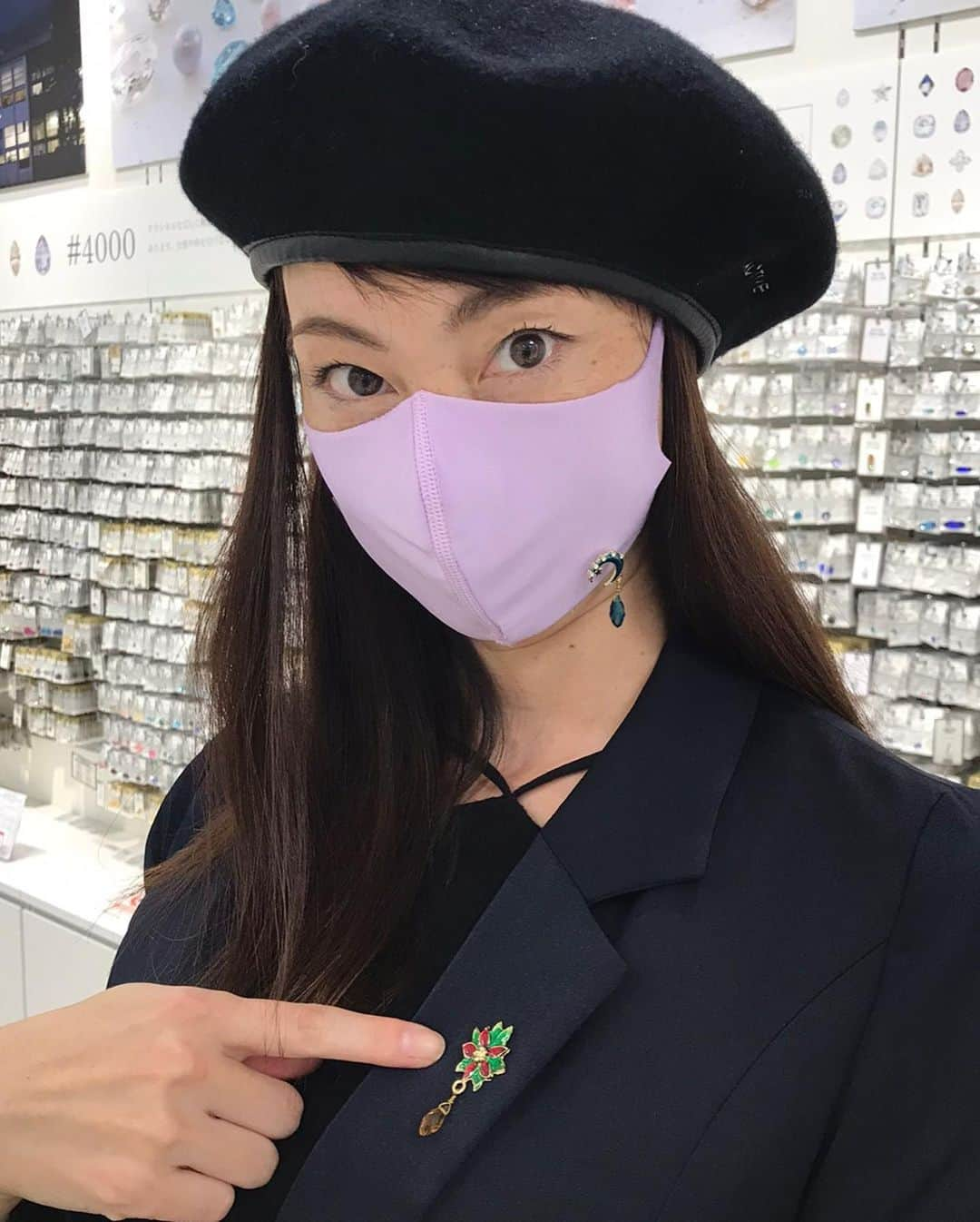 佐藤康恵さんのインスタグラム写真 - (佐藤康恵Instagram)「ブローチにもマスクチャームにも使えるジュエリー💎考案中！！ 今日は一足先にクリスマス🎄バージョンを🎅🤶💖 早く皆さんにお披露目できるよう頑張ります！ これならメンズもつけられるね💋  💖💖💖 佐藤康恵音楽配信はコチラから🔽 https://big-up.style/E9iLo640Kb 💖💖💖 佐藤康恵のYouTubeチャンネル Yasue Sato Music ♡♪🔽 https://youtu.be/QTVidBCnG9Q  #ysjewel #yasuesato #佐藤康恵 #japanesemodel #japaneseactress #singer #歌手 #女優 #モデル #youtuber #曲リリース #mama #二児の母 #spotify #サンシャインアワーズ #sunshinehours」10月23日 15時31分 - yasuesato.official