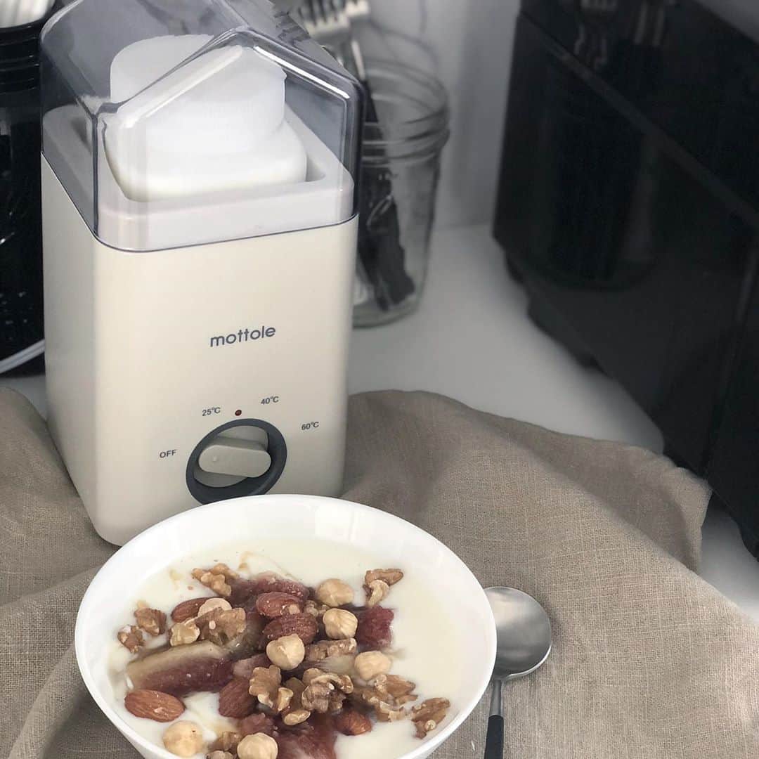 akaneのインスタグラム：「2020.10.23  息子の熱烈なリクエストによりヨーグルトや塩麹、醤油麹、甘酒も作れる発酵メーカーをお試しさせて頂きました♪  @mottole_sns で見つけましたが、デザインも牛乳パックの形みたいで可愛い♡  まずは基本のヨーグルトを作ってみました♪  種菌となるヨーグルト 40g 牛乳　400ml を混ぜて温度を40度に設定し 7時間後には出来上がりとめちゃくちゃ簡単♪  出来上がるとホエー⁈ホエイどっちだ⁈笑 が出ているので、ザルとペーパータオルで水切りします  そしてヨーグルトにはイチジクとナッツ、上からメイプルシロップをとろりとかけて出来上がり💁‍♀️  美味でございました！  でも残ったホエーが勿体無いなとホエードリンク作ってみました♪  ホエーと牛乳を1：1の割合で合わせ、レモンを2.3滴加え軽くかき混ぜたら完成🥛  お砂糖はお好みで♪  簡単にヨーグルトドリンクが出来ました🥤  ホエーは栄養もあるし無駄なく使えて良かった❣️  次は塩麹も作ってみようと思います♪  #mottole#モットル#発酵メーカー#ヨーグルトメーカー#ヨーグルト#塩麹#醤油麹#甘酒#ホエードリンク#ホエイドリンク#pr」