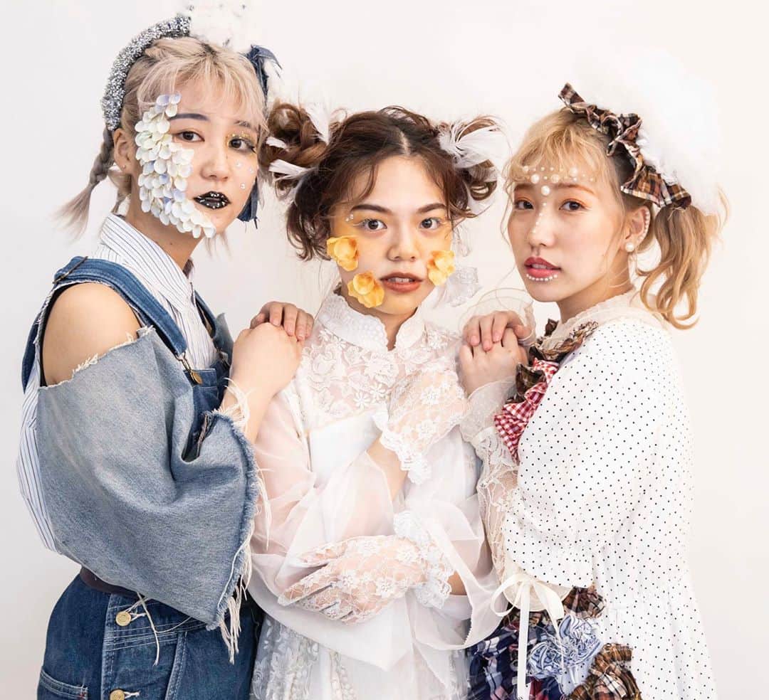 福岡ベルエポック美容専門学校のインスタグラム：「Hair Make Show MODEL 《テーマ》remaked girls * #ベルウィン  #福岡ベル  * * #福岡ベルエポック美容専門学校  #福岡ベル　#美容専門学校  #オープンキャンパス #メイク　#ファッション #エステ #ブライダル #美容師 #ヘアメイク #美容学生と繋がりたい #おしゃれさんと繋がりたい #美容学生」