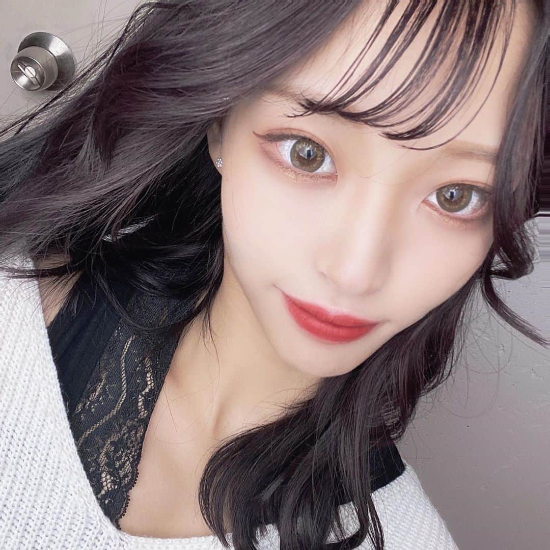 のインスタグラム：「韓国風の髪型も冬になったらこのカラー映えるよね👯‍♀️🇰🇷 . いつもの美容院は思い立った瞬間に予約とれなくて違うところへ💭 雨の日に美容院行くの憂鬱だったけど バイオレットカラーかわちぃからok🏹 . #暗髪 #暗髪カラー #韓国ヘア #巻き髪 #バイオレットカラー #ダークカラー #CHELSEA #newhair #シースルーバング #influencer #idol #japaneseidol #アイドル #オレンジメイク #白ニット #royalparty #冬カラー」