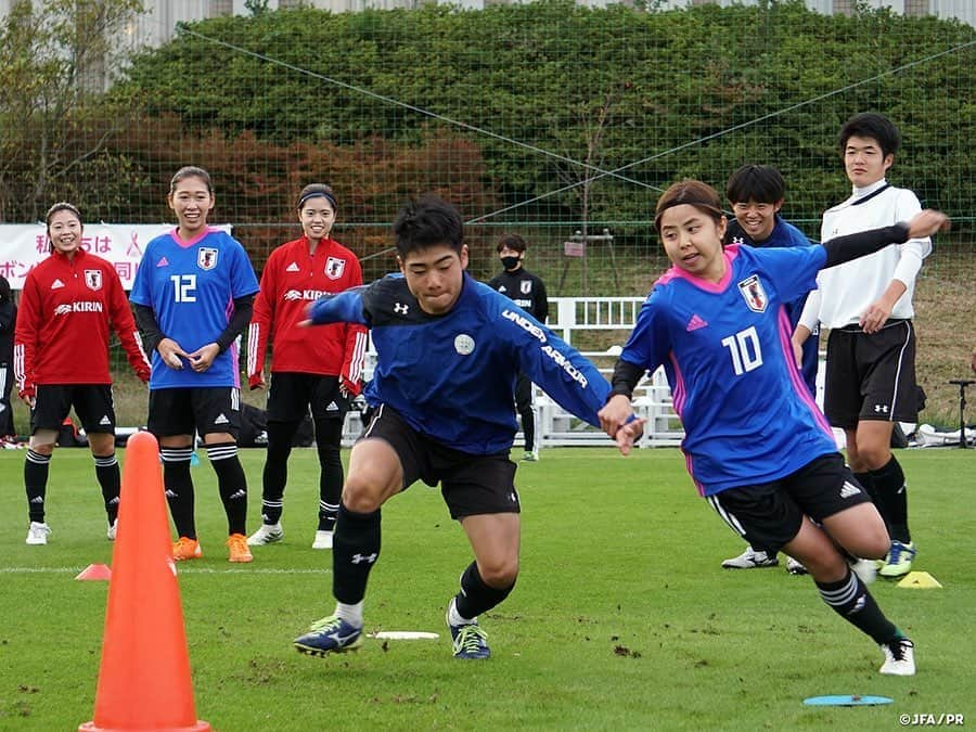 日本サッカー協会さんのインスタグラム写真 - (日本サッカー協会Instagram)「【2020.10.22 Training Match①📸】 　 #なでしこジャパン 男子高校生と合同トレーニングを実施。サッカー日本女子代表候補トレーニングキャンプはこの日、前半の最終日となる4日目を迎えました。 　 #ふたば未来学園 男子サッカー部との合同トレーニングを午後に控え、昼食前にはミーティングが行われました。体のサイズで劣る海外の強豪国に対して、フリーキックやコーナーキックといったセットプレーからピンチを招く場面も多く、セットプレーの守備は大きなテーマとして取り組んでいます。このミーティングでは過去の試合映像からセットプレーのシーンを切り出し、体を寄せることや、競り勝てなくても相手を自由にさせない守備などを確認しました。 　 「攻・守・攻から守・守から攻」という一連の流れにおけるサッカーの4局面とは別に、ボールがセットされた状態から行われるセットプレーについては、個別に具体的に取り組むことで改善を図ることができ、少しの意識変化で変えられる部分が多いと #高倉麻子 監督は選手に話します。ゴール前の相手との駆け引きでは、賢く、積極的にチャレンジしていってほしいと伝えました。 　 午後はふたば未来学園高校の男子サッカー部に協力を仰ぎ、合同でトレーニングを行いました。テーマであるセットプレートレーニングの攻撃側に加わってもらい、速くて強いボール、相手に対する守備を確認、その後30分ハーフのトレーニングマッチを行いました。 　 ✅http://www.jfa.jp/nadeshikojapan/ 　 #jfa #daihyo #nadeshiko」10月23日 15時41分 - japanfootballassociation