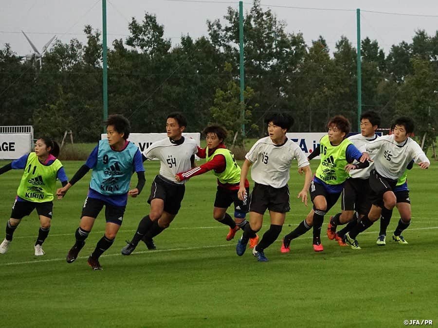 日本サッカー協会さんのインスタグラム写真 - (日本サッカー協会Instagram)「【2020.10.22 Training Match①📸】 　 #なでしこジャパン 男子高校生と合同トレーニングを実施。サッカー日本女子代表候補トレーニングキャンプはこの日、前半の最終日となる4日目を迎えました。 　 #ふたば未来学園 男子サッカー部との合同トレーニングを午後に控え、昼食前にはミーティングが行われました。体のサイズで劣る海外の強豪国に対して、フリーキックやコーナーキックといったセットプレーからピンチを招く場面も多く、セットプレーの守備は大きなテーマとして取り組んでいます。このミーティングでは過去の試合映像からセットプレーのシーンを切り出し、体を寄せることや、競り勝てなくても相手を自由にさせない守備などを確認しました。 　 「攻・守・攻から守・守から攻」という一連の流れにおけるサッカーの4局面とは別に、ボールがセットされた状態から行われるセットプレーについては、個別に具体的に取り組むことで改善を図ることができ、少しの意識変化で変えられる部分が多いと #高倉麻子 監督は選手に話します。ゴール前の相手との駆け引きでは、賢く、積極的にチャレンジしていってほしいと伝えました。 　 午後はふたば未来学園高校の男子サッカー部に協力を仰ぎ、合同でトレーニングを行いました。テーマであるセットプレートレーニングの攻撃側に加わってもらい、速くて強いボール、相手に対する守備を確認、その後30分ハーフのトレーニングマッチを行いました。 　 ✅http://www.jfa.jp/nadeshikojapan/ 　 #jfa #daihyo #nadeshiko」10月23日 15時41分 - japanfootballassociation