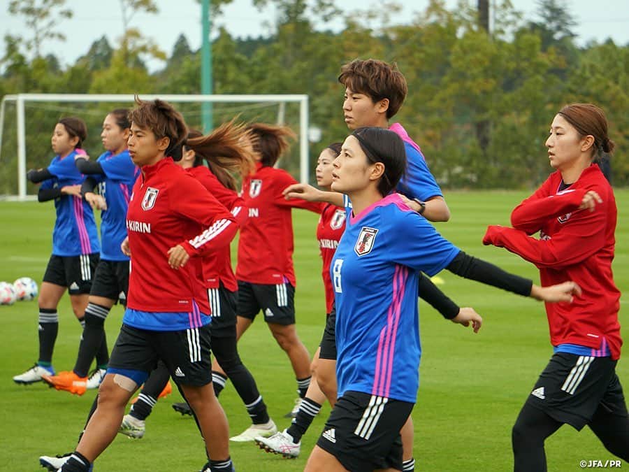 日本サッカー協会さんのインスタグラム写真 - (日本サッカー協会Instagram)「【2020.10.22 Training Match①📸】 　 #なでしこジャパン 男子高校生と合同トレーニングを実施。サッカー日本女子代表候補トレーニングキャンプはこの日、前半の最終日となる4日目を迎えました。 　 #ふたば未来学園 男子サッカー部との合同トレーニングを午後に控え、昼食前にはミーティングが行われました。体のサイズで劣る海外の強豪国に対して、フリーキックやコーナーキックといったセットプレーからピンチを招く場面も多く、セットプレーの守備は大きなテーマとして取り組んでいます。このミーティングでは過去の試合映像からセットプレーのシーンを切り出し、体を寄せることや、競り勝てなくても相手を自由にさせない守備などを確認しました。 　 「攻・守・攻から守・守から攻」という一連の流れにおけるサッカーの4局面とは別に、ボールがセットされた状態から行われるセットプレーについては、個別に具体的に取り組むことで改善を図ることができ、少しの意識変化で変えられる部分が多いと #高倉麻子 監督は選手に話します。ゴール前の相手との駆け引きでは、賢く、積極的にチャレンジしていってほしいと伝えました。 　 午後はふたば未来学園高校の男子サッカー部に協力を仰ぎ、合同でトレーニングを行いました。テーマであるセットプレートレーニングの攻撃側に加わってもらい、速くて強いボール、相手に対する守備を確認、その後30分ハーフのトレーニングマッチを行いました。 　 ✅http://www.jfa.jp/nadeshikojapan/ 　 #jfa #daihyo #nadeshiko」10月23日 15時41分 - japanfootballassociation