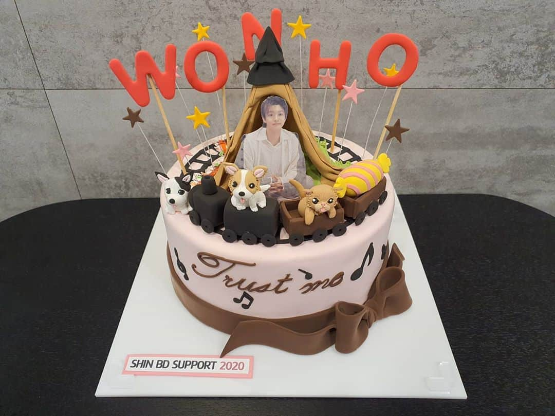 CROSS GENE（クロスジン）さんのインスタグラム写真 - (CROSS GENE（クロスジン）Instagram)「⠀ [🎂] ⠀ 🎉HAPPY BIRTHDAY TO SHINWONHO🎉 ⠀⠀ #HAPPYWONHODAY #Thankyou #iloveyou #forever #신원호 #생일축하해 #원호 #SHIN #SHINWONHO  #CandY #영원히 #함께하자 #감사합니다 #사랑해요 #압구정역 #강남역 #シンウォンホ #お誕生日おめでとう #ウォノ #シン #永遠 #一緒にいよう #ありがとうございます #愛してます #狎鴎亭駅 #江南駅」10月23日 15時43分 - cross_gene_official