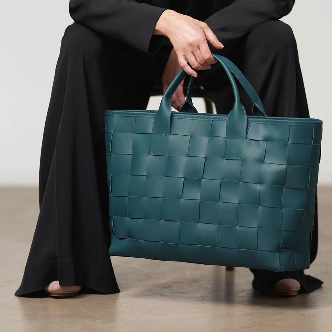 ブリーさんのインスタグラム写真 - (ブリーInstagram)「The perfect business companion - The OBRA Shopper offers enough space for all documents but is at the same time a real eye-catcher due to the handcrafted braiding!   Soon available in all BREE stores and online at bree.com  . . .  Special thanks to: @marvin_kampermann @yilmazaktepestyle @williamgiovanni @sony  #breesince1970 #madetomakeadifference #autumnwinter2020 #handbags #leatherbags #purequality #purefashion #sustainablefashion」10月23日 15時43分 - breesince1970