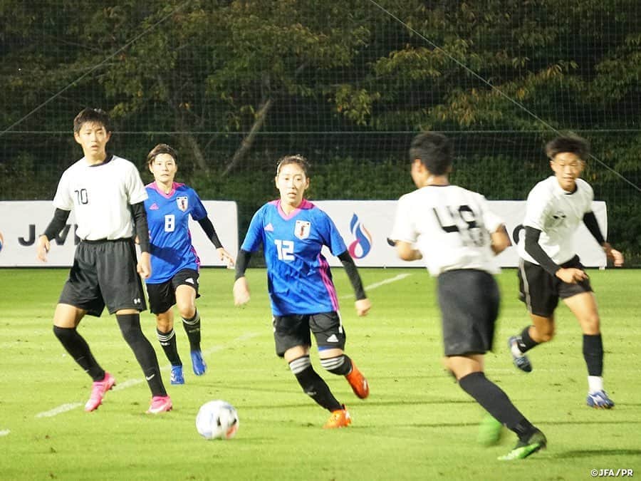 日本サッカー協会さんのインスタグラム写真 - (日本サッカー協会Instagram)「【2020.10.22 Training Match②📸】 　 #なでしこジャパン 男子高校生と合同トレーニングを実施。サッカー日本女子代表候補トレーニングキャンプはこの日、前半の最終日となる4日目を迎えました。 　 午後は #ふたば未来学園高校 の男子サッカー部に協力を仰ぎ、合同でトレーニングを行いました。テーマであるセットプレートレーニングの攻撃側に加わってもらい、速くて強いボール、相手に対する守備を確認、その後30分ハーフのトレーニングマッチを行いました。 　 男子高校生は持ち前の瞬発力や俊敏性で、個々の局面でなでしこジャパンを苦しめますが、選手たちは予測とカバーリングでピンチの芽を摘み、奪ったボールを判断良く回してチャンスを伺います。すると、チームとして課題に挙げているFWへの縦パスを入れる展開から最後は #小林里歌子 選手がミドルシュートを決めて先制点を奪います。 　 1-0で前半を終えると、選手を全員入れ替えて後半に臨みます。エンジンのかかった男子高校生に押し込まれて同点に追いつかれますが、懸命な守備からチャンスを伺うと、終了間際に得たコーナーキックのこぼれ球を #林穂乃香 選手がダイレクトボレーシュートを決めて勝ち越します。 　 試合はそのまま終了「45分ハーフのリアルな試合ではないけど、ゲームに勝ちきることに徹してほしい」とミーティングで話した #高倉麻子 監督も満足する結果となりました。 　 ✅http://www.jfa.jp/nadeshikojapan/ 　 #jfa #daihyo #nadeshiko」10月23日 15時44分 - japanfootballassociation