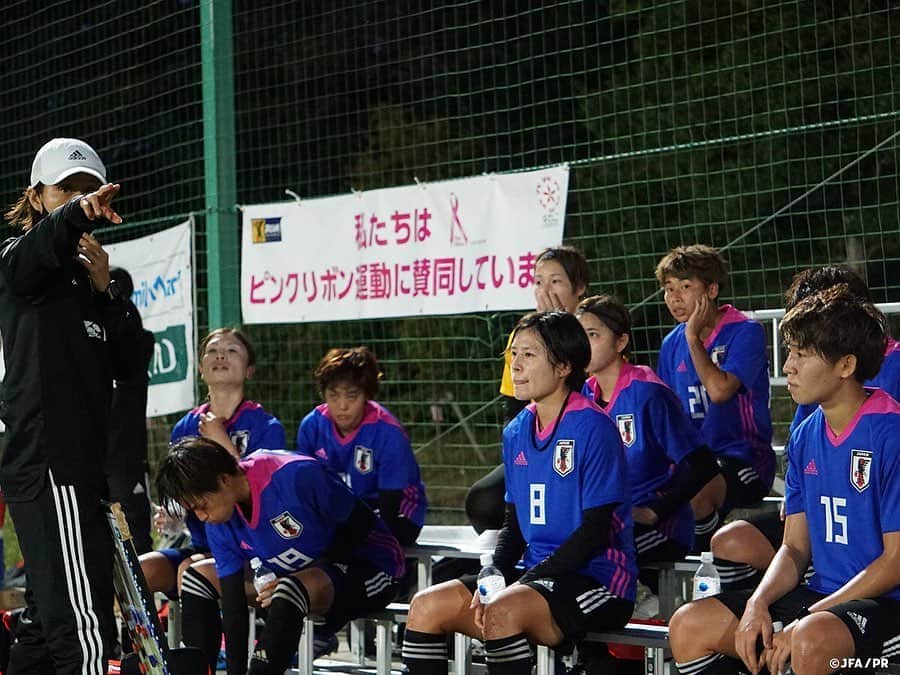 日本サッカー協会さんのインスタグラム写真 - (日本サッカー協会Instagram)「【2020.10.22 Training Match②📸】 　 #なでしこジャパン 男子高校生と合同トレーニングを実施。サッカー日本女子代表候補トレーニングキャンプはこの日、前半の最終日となる4日目を迎えました。 　 午後は #ふたば未来学園高校 の男子サッカー部に協力を仰ぎ、合同でトレーニングを行いました。テーマであるセットプレートレーニングの攻撃側に加わってもらい、速くて強いボール、相手に対する守備を確認、その後30分ハーフのトレーニングマッチを行いました。 　 男子高校生は持ち前の瞬発力や俊敏性で、個々の局面でなでしこジャパンを苦しめますが、選手たちは予測とカバーリングでピンチの芽を摘み、奪ったボールを判断良く回してチャンスを伺います。すると、チームとして課題に挙げているFWへの縦パスを入れる展開から最後は #小林里歌子 選手がミドルシュートを決めて先制点を奪います。 　 1-0で前半を終えると、選手を全員入れ替えて後半に臨みます。エンジンのかかった男子高校生に押し込まれて同点に追いつかれますが、懸命な守備からチャンスを伺うと、終了間際に得たコーナーキックのこぼれ球を #林穂乃香 選手がダイレクトボレーシュートを決めて勝ち越します。 　 試合はそのまま終了「45分ハーフのリアルな試合ではないけど、ゲームに勝ちきることに徹してほしい」とミーティングで話した #高倉麻子 監督も満足する結果となりました。 　 ✅http://www.jfa.jp/nadeshikojapan/ 　 #jfa #daihyo #nadeshiko」10月23日 15時44分 - japanfootballassociation