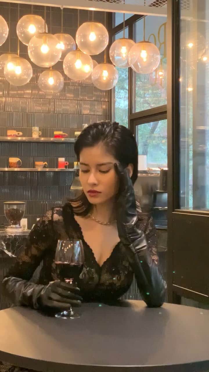 Julia Abe Brazilianのインスタグラム：「Behind the scene @ambientofficial 🍷」