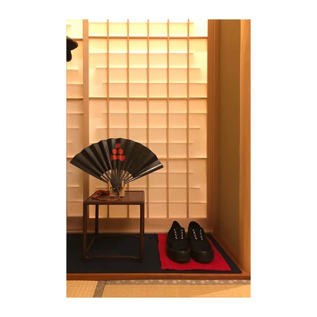 ジュリアン デイヴィッドのインスタグラム：「Our black velvet Inka Sneaker with re-inforced black rubber in the ‘Hanami’ Room at Ishibekoji Muan Kyoto @ishibekojimuan」