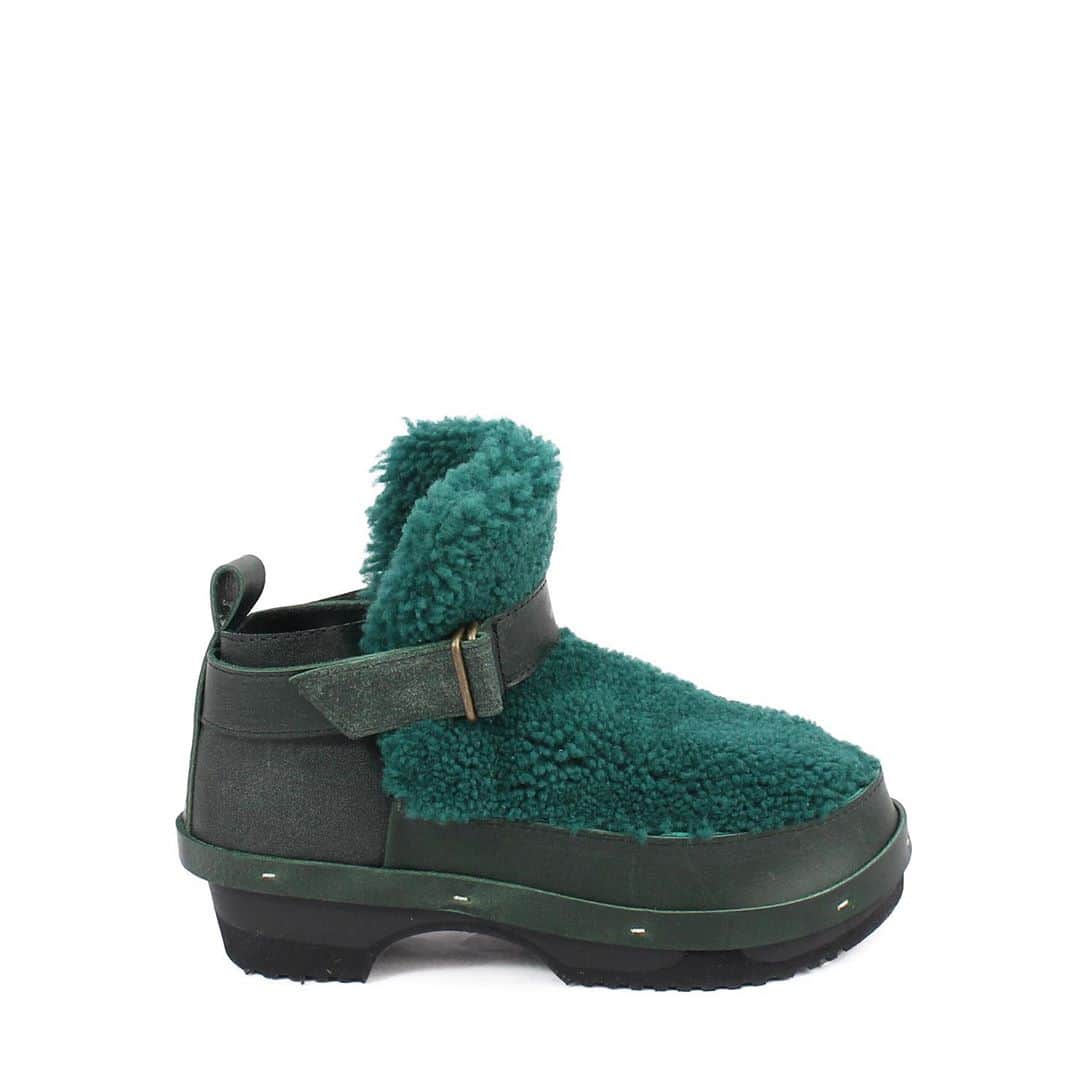 ロサモサさんのインスタグラム写真 - (ロサモサInstagram)「This is Zora + #green #boots #emerald #autumn #winter #rosamosa #booties #shortboots #shearling #shearlingboots #rosamosa #crafter #vienna #love #shoplocal #supportyourlocal #supportsmallbusiness」10月23日 15時54分 - rosamosavienna