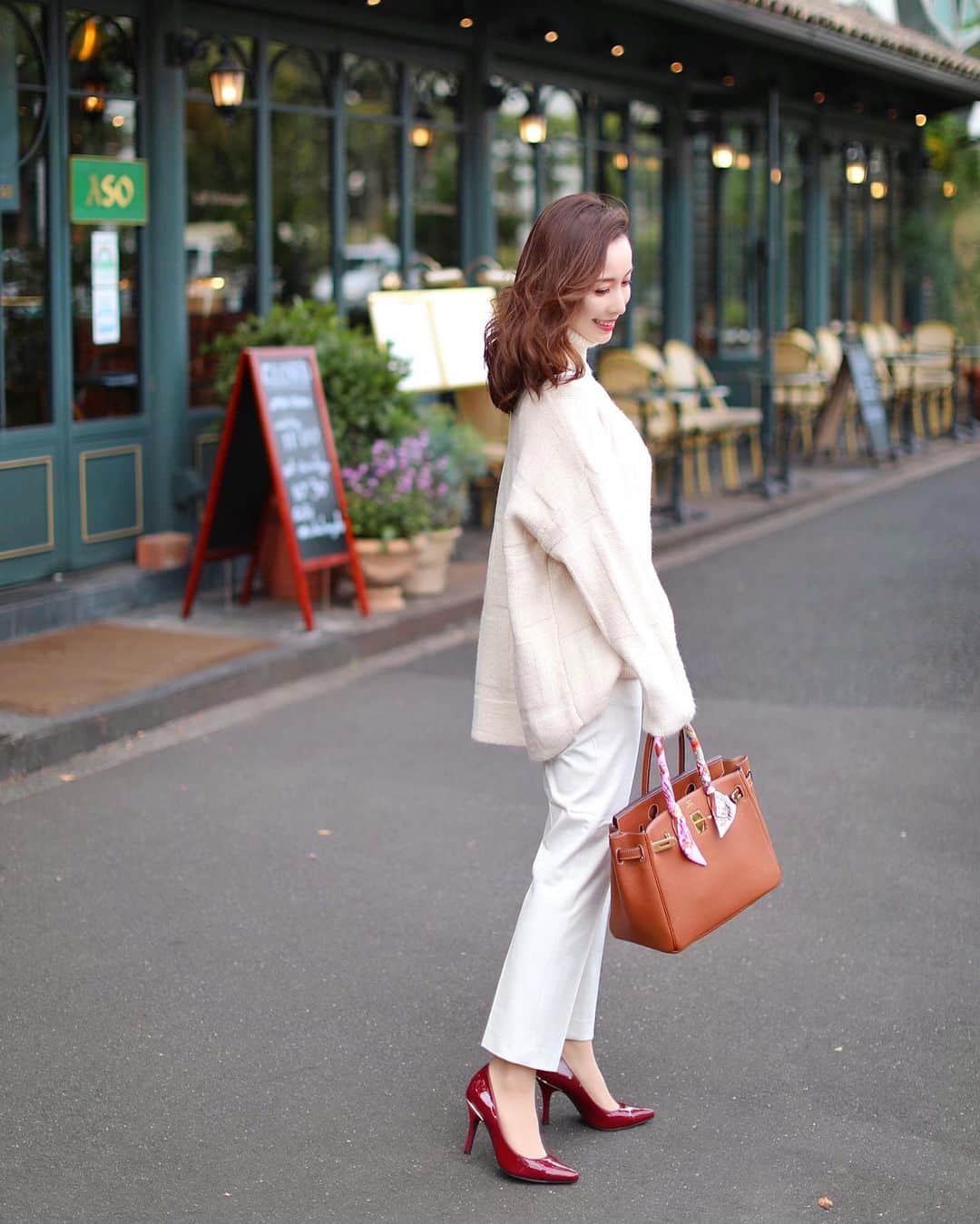 瀬戸早妃のインスタグラム：「冬のホワイトコーデに赤いハイヒール👠がお気に入り😍 . ︎︎︎︎☑︎タートルニット @montresorsaki  ︎︎︎︎☑︎パンツ @uniqlo  ︎︎︎︎☑︎bag @hermes  ︎︎︎︎☑︎pumps @kibera_official  . #montresor #モントレゾール #ホワイトコーデ #大人可愛い」