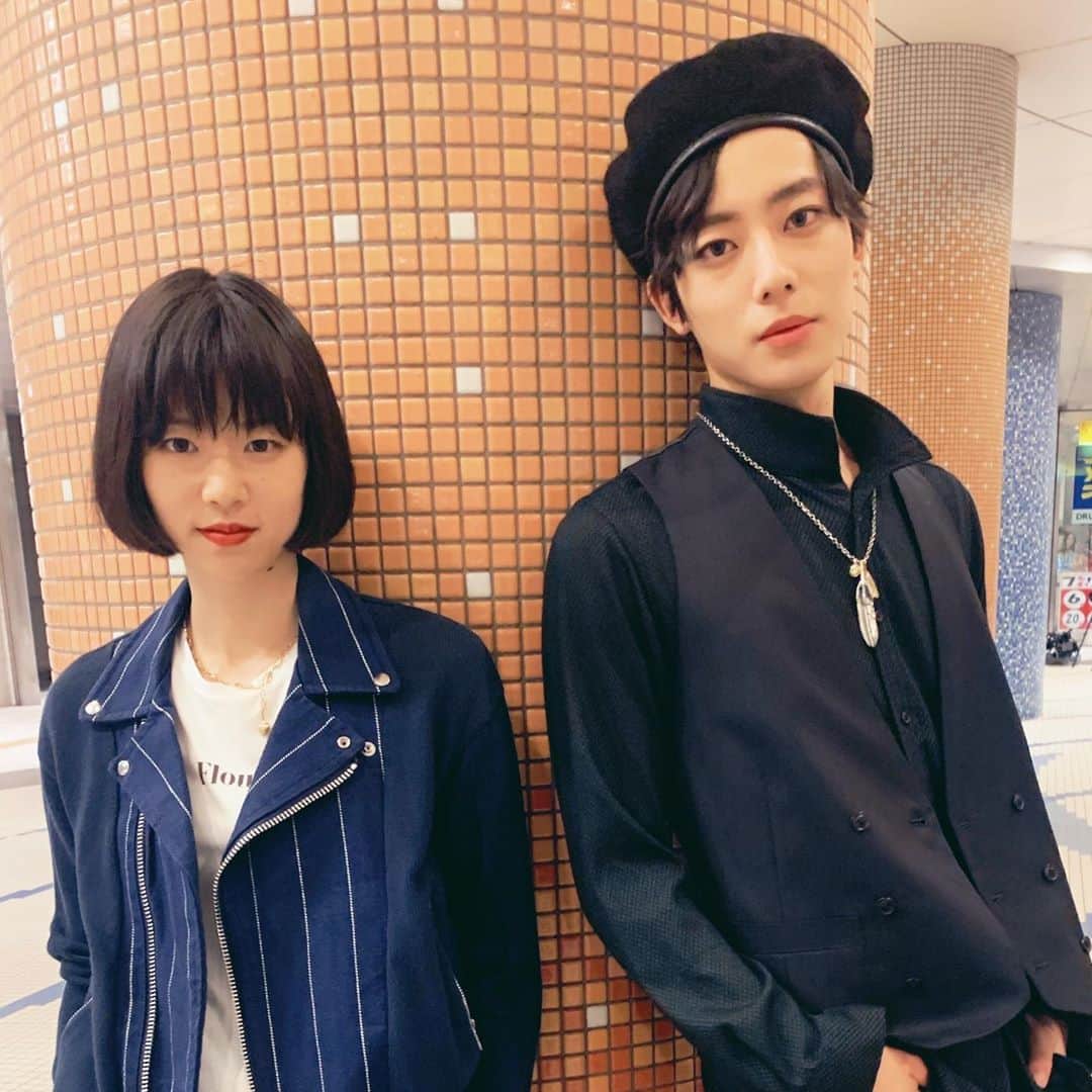 のインスタグラム：「・ #だから私はメイクする  本日21時から、#paravi で 第4話配信スタートです🌟 ・ 写真は4話ゲストの #片山友希 さん(@papapanthu ) #井上祐貴 さん(@inoue_yuki_ ) ・ この回では 話題の #メンズメイク を 井上さんにチャレンジしていただきましたが、 まさに「美」😳‼️ ・ メイクに性別は関係ない！ いろんな方に見ていただきたいです🥰 ぜひご覧ください🙌」