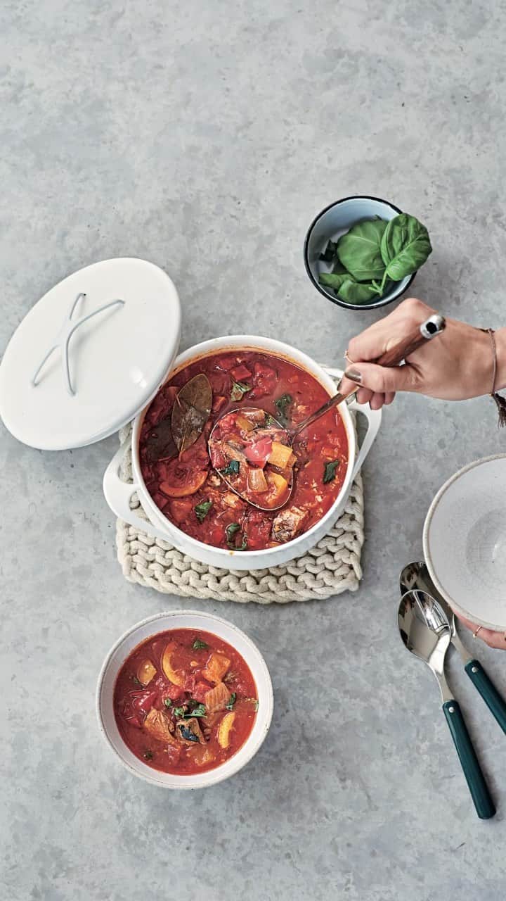 ケリーのインスタグラム：「Kelly’s Recipe BITORE MESHI  ・ サバとトマト煮込み🍅🍲 29ページ ・ 温かいスープが美味しい 寒い季節になりましたね🥰💛 ・ 夜はホルモンバランスを調整する 時間なので体にいい脂質を子を取りましょう☝️ ・ 同じ夜食でもおにぎりなどの炭水化物よりも EPAやDHAが含まれている鯖を使ったスープがオススメ😉 ・ 野菜をゴロゴロ入っていて満腹感があります☺️  ・ A nice warm soup Feels so good in a cold weather 🥰💛  ・ Check the recipe in my recipe bool  “Kelly’s Recipe BITORE MESHI” pág 29☝️ ・ #kellysrecipebitoremeshi」