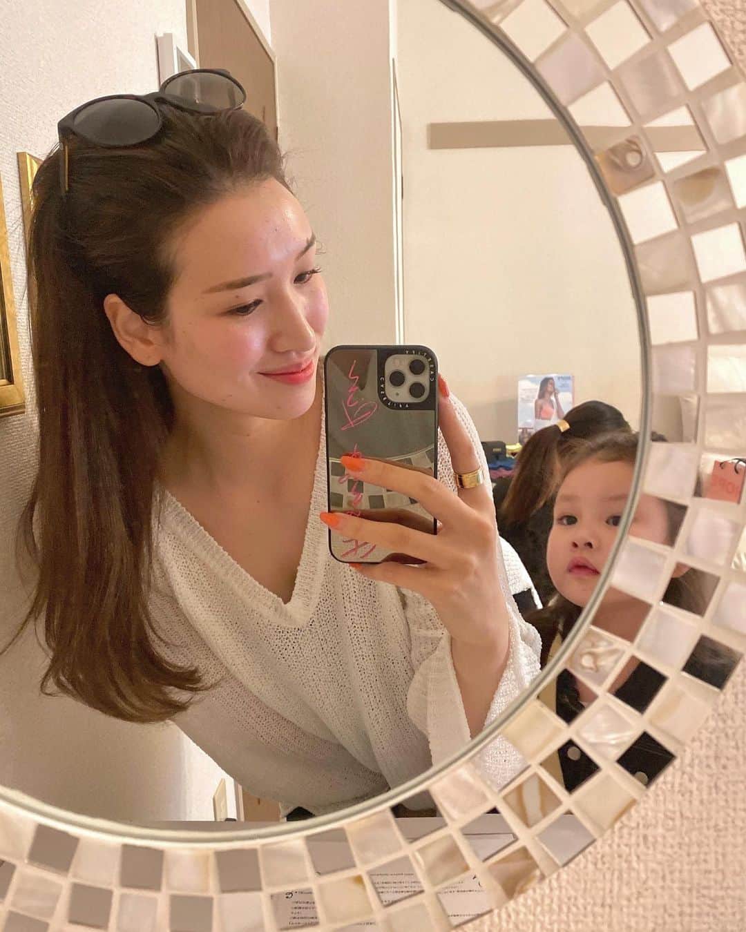 のインスタグラム：「. 何万年ぶりかのすっぴん失礼します🙈笑 広告モデルもさせてもらってる @larcobaleno2020 さんで初めて フェイシャルワックスしてもらったよ💕 （宣伝ではなく地元でリアルに通ってるサロンです！） 　 これをするとうぶ毛だけじゃなく、普段のケアではなかなか取りきれない古い角質や表面の汚れまでも一気に綺麗になるの。 　 今まで東京や名古屋でも色んなサロンで様々な施術を受けてきたけど、毛穴の詰まりだと思ってたのが実はうぶ毛によるものだったりくすんでるな〜と思ったら古い角質だったり、その角質があるせいで肌荒れ、ニキビ、シミが出来たり肌がごわついてたり💦 　 だから色んな施術を受ける前に、色んな美肌アイテムを使う前に❗️まずはワックスで肌をリセットさせてあげる事が何よりも肌が綺麗になるポイント🌿 　 しかも私の場合は毛穴も消えたし、出来かけてたシミたちがワックスしたらまさかの取れたの〜❤️本気でファンデ要らなくなった事が最高に幸せで。 　 @larcobaleno2020 に私のもっと詳しいBEFORE⇆AFTERが載ってるんだけどびっくりするよ〜！うぶ毛もなくなったから本気でつるんつるんの卵肌💓加工してると思われるかなと心配するレベル...😅 　 春日井に来られる方はぜひLarcobalenoさんへ🌈✨ 子連れでも大丈夫だよ〜３枚目の動画のようにリリは自由におもちゃ出したりおやつ食べて過ごしてます 　 来られない方はお近くにある信頼できるワックスサロンでやってみて欲しいな🎵」