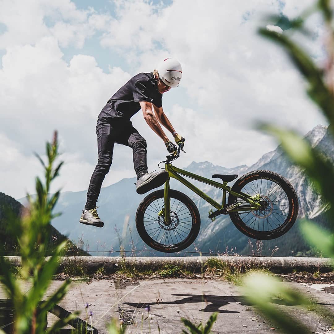 のインスタグラム：「No risk no fun - this crazy guy on the bike is nobody else than @wibmergabriel. ✌  We are super happy to welcome him to the #deuterfamily and hope he doesn't break too many backpacks. 😂 All kidding aside - he will of course put them through their paces. 🔥  📸@Hannesberger_com   #deuter  #deuterbackpack #motivation #backpack #outdoor #sports #outdoorsports #mountainbike #brandambassadors #bikelife   #bikelove #mtblife #extreme #sport #bike」