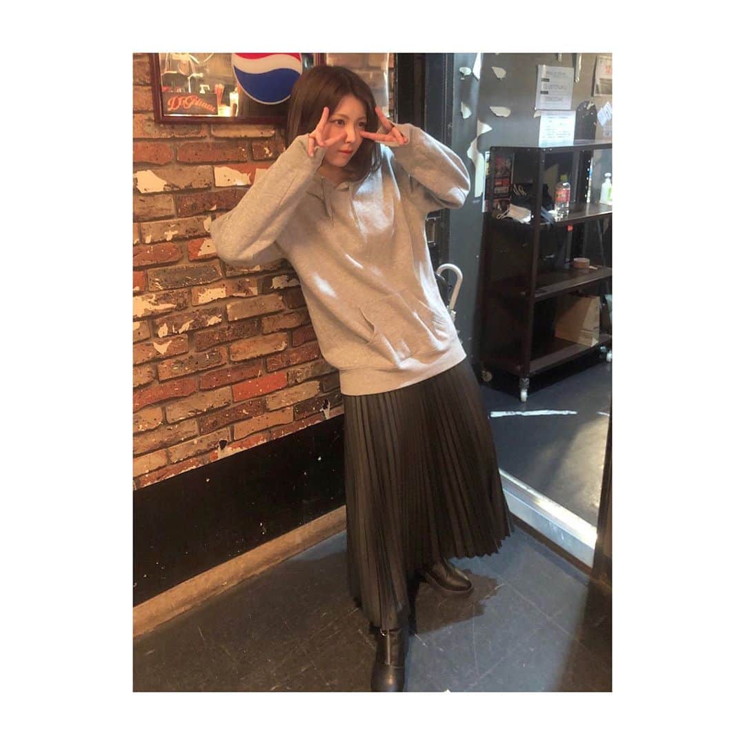 森脇加奈子のインスタグラム：「🦝 ．　 最高に気の抜けた私服、ほぼパジャマ。 パーカーの楽さたるや否や。 ． ． ． …「たるや否や」って普通に使うものなのか調べてたら早めにゲシュタルト崩壊し始めたので諦めて間違っていても使うことにした。なぜならInstagramの文章は後から編集ができるのでね。間違っていようがいまいがそんなことは関係ないのだよ、このInstagramの下ではね！はっはっはっ…」