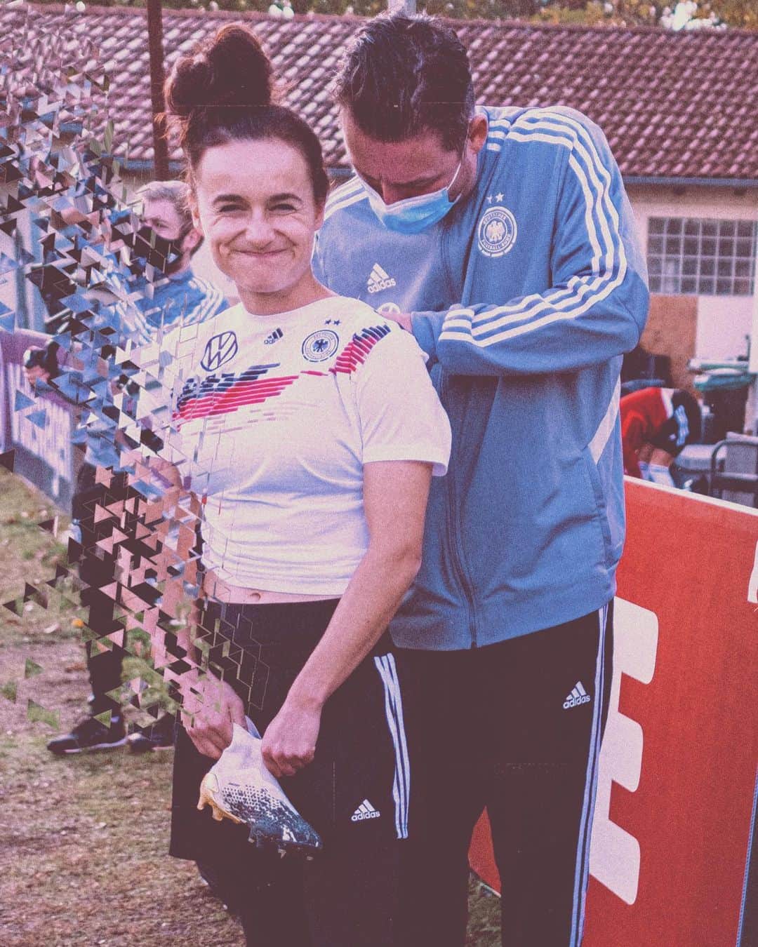 Lina Magullのインスタグラム：「mood. 😋 #dfb #team #training #physiossindsohilfsbereit」