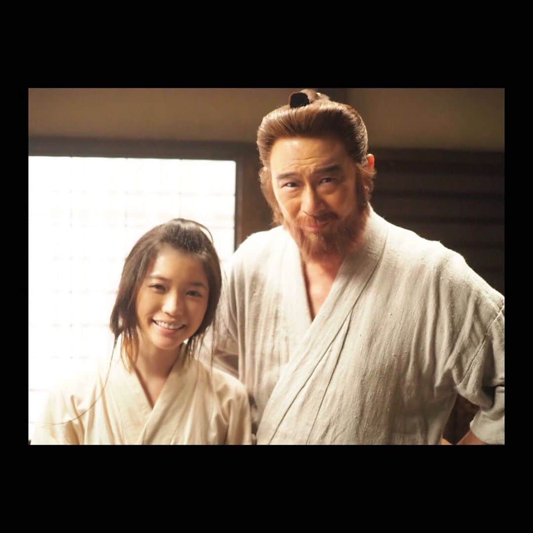 美山加恋のインスタグラム：「本日20時〜スタートの #nhk #bsプレミアム #赤ひげ3 第一話にゲスト出演させていただきます  事務所の大先輩、船越英一郎さんと☺︎ また違う役柄で今年もお会いできて嬉しかったです。  ひさびさの時代劇にわくわくしながら撮影しました。 ぜひごらんください！  (再放送は日曜午後6時45分〜です。)」