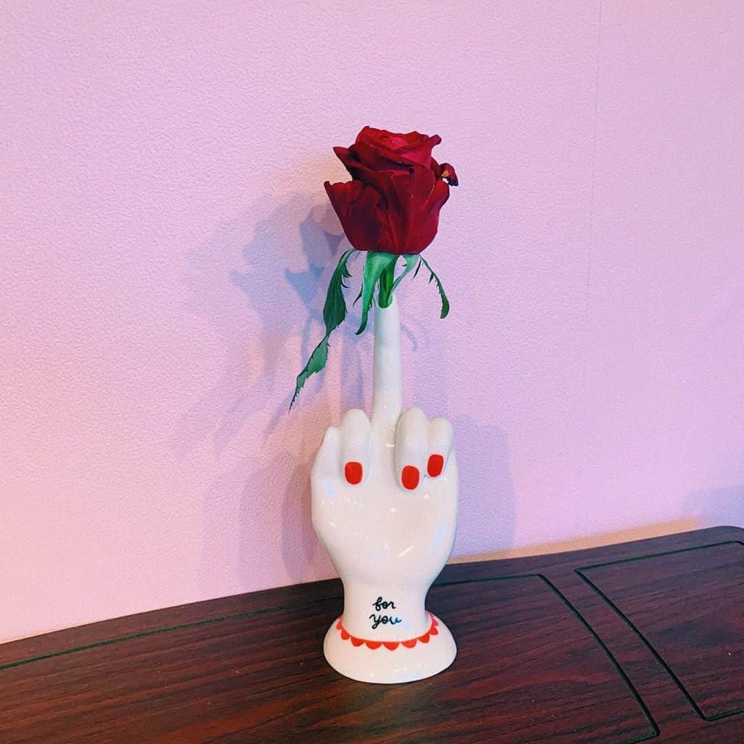のインスタグラム：「🖕🏻🌹👅」