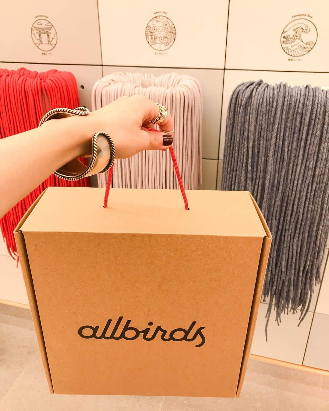 木野園子のインスタグラム：「友達からallbirds @allbirdsjapan のスニーカーを履いたことある❔と聞かれて。知らなかった私は最初何となく聞いていたのだけど、話を聞いてるうちにユーカリやメリノウールといった自然の素材を使って、リサイクル素材も取り入れて出来ているスニーカーということで気になってお店に行って来ました🌱 実際に履いてみると履いていないように軽い、私は花屋で水を使うことも多くて水にも強いハイカットのWool Runner-up Mizzlesを選びました🤍カラーは迷ったけど、何と洗濯機でも洗えると聞いて明るいカラーのGinsengにしました🦙  #allbirds #オールバーズ #PR #サスティナブル #sustainable #サスティナブルシューズ #カーボンフットプリント #エシカル #エシカルファッション #sneaker #スニーカー」