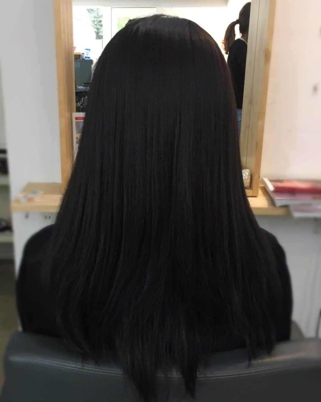 佐藤円香のインスタグラム：「暗髪🥰  ケッコウクラ〜イ₍ᐢ•௰•ᐢ₎♡   #地毛カラー 目指してます( ¨̮ )  地毛にしたら髪にも頭皮にもいいもんね🥺✨ヘアカラーの色落ちとかも気にしなくていいし👌  早く地毛にしたい( ˙༥˙ )♩.｡  #暗髪カラー #暗髪 #暗めカラー #地毛 #綺麗な髪の毛づくり #美容院」