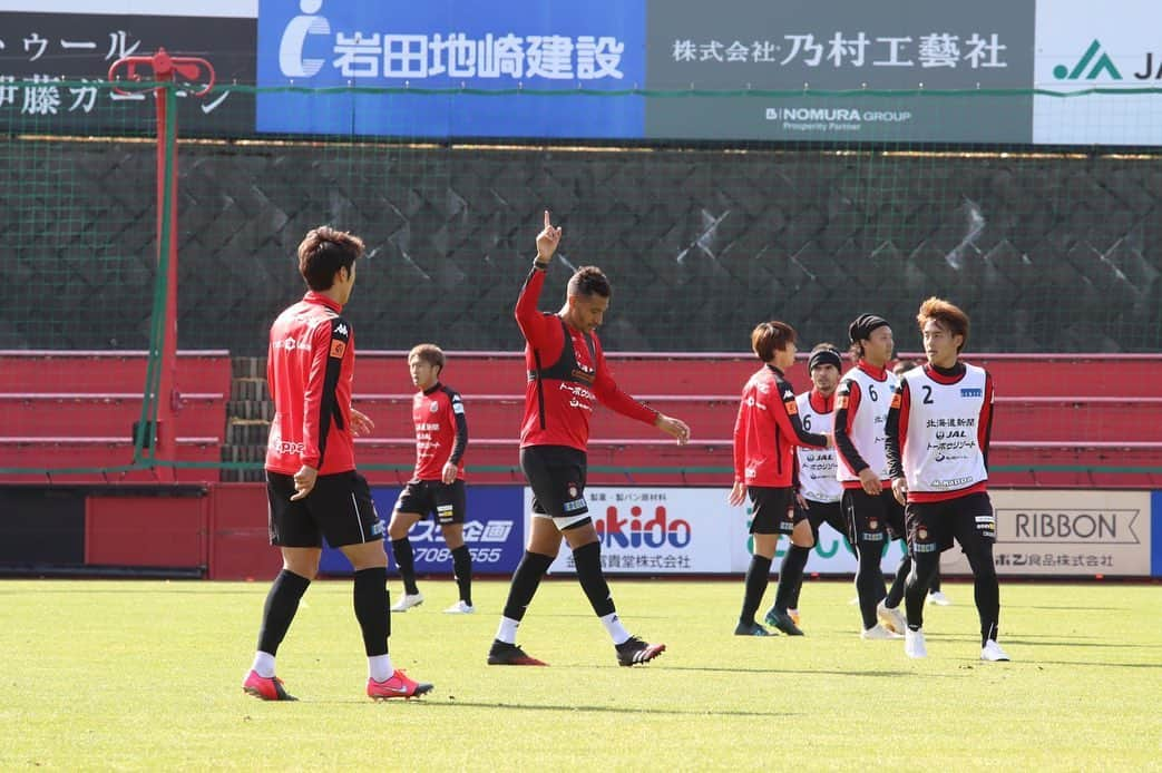 ジェイ・ボスロイドさんのインスタグラム写真 - (ジェイ・ボスロイドInstagram)「I’m looking forward to the game tomorrow, we trained hard this week, now we have to be confident and perform and take these 3pts!  Show the desire and hunger to win, talking stops now!!!  See you tomorrow...   #consadole#team#together#win#belief#determination#striveforgreatness#blessed#hardwork#dedication#soccer#football#training#japan#jleague#adidas#adidastokyo」10月23日 16時32分 - jaybothroyd