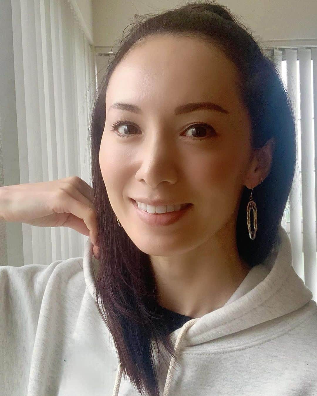 のインスタグラム：「・ ・ ・ 『マダム感？？』 ・ ・ 「マダム感半端ない…」と長男 「カジュアルじゃない⁈」と私 ・ どうやら服装ではなく 髪型のことらしい… ・ マダム感＝おばさんっぽい だったみたい(･･;) ・　 ・ 普段私の服装や髪型のことは何も言わない長男だけど どうやら相当ダメだったらしい…苦笑 ・ この髪型でノースリーブ(嫌いらしい)着てたら 一緒に歩かない…まで言われる母でした(-.-;) 苦笑 ・ ・ ・ #駒田奈美#オスカープロモーション#モデル#マダム#カジュアル#髪型#ハーフアップ#服装#コーデ#パーカー#ng」