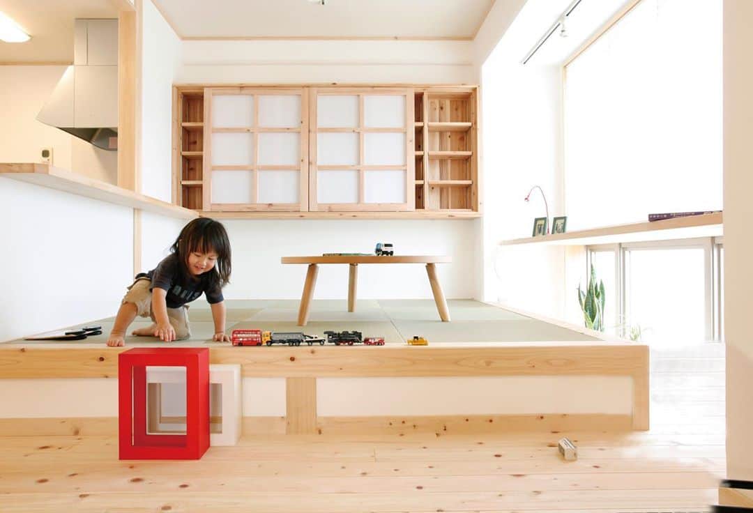 荒川建設株式会社さんのインスタグラム写真 - (荒川建設株式会社Instagram)「【子どもの五感を育てる木の家見学会NEWS🌲】 滋賀県大津市唐崎にて、11/7（土）・ 8（日）の2日間、完成見学会を開催します✨ 今回のテーマは、子どもの五感を育てる木の家。 . 乳幼児期に「根」を伸ばすとは、聴覚、味覚、触感、視覚、嗅覚の五感を発達させ、感性を豊かにすることです。 . 子どもは生まれて1歳までに脳の働きが活性化します。素足で無垢の木の床を歩く、木のおもちゃで遊ぶ、庭で土遊びをする。 台所で料理の匂いをかぎ、生活音を耳にする… といった日々の生活から五感を育みます。 . コミュニケーション能力は、家族間のコミュニケーションによって養われます。 だからこそ子どもたちにとってよりよい住まいを提供することが大切です。 . 子供の感性と創造力を育てる自然素材の家、ぜひ見学会でご体感ください。 . 🌲完成見学会🌲 大津市唐崎にて ／予約制 11/7（土）・ 8（日） 10:00〜17：00  期間中見学会にお越しの皆様に 木のおもちゃプレゼント🎁 ※数に限りがありますので無くなり次第終了となります。 . ＊＊＊＊＊＊＊＊＊＊＊＊ ▼ご予約お問い合わせ‍はトップページ @arakawa_cc  からURL、電話、メールをタップしてくださいね。 . 荒川建設株式会社 滋賀県野洲市野洲941-1 Tel. 077-587-3900 https://uracdoma.jp/contact/ kinoie@uracdoma.jp . #滋賀オープンハウス　#大津市唐崎 #木の家見学会　#子供の五感を育てる木の家 #自然素材の家　#和の家 #しげや #荒川建設 #滋賀注文住宅　#土間のある家 #滋賀木の家 #滋賀和の家　#滋賀平屋 #平屋 #漆喰塗り #土間 #ヒノキの家  #田舎暮らし #滋賀県新築 #滋賀県野洲市 #滋賀県土地分譲 #滋賀土地」10月23日 16時42分 - arakawa_cc