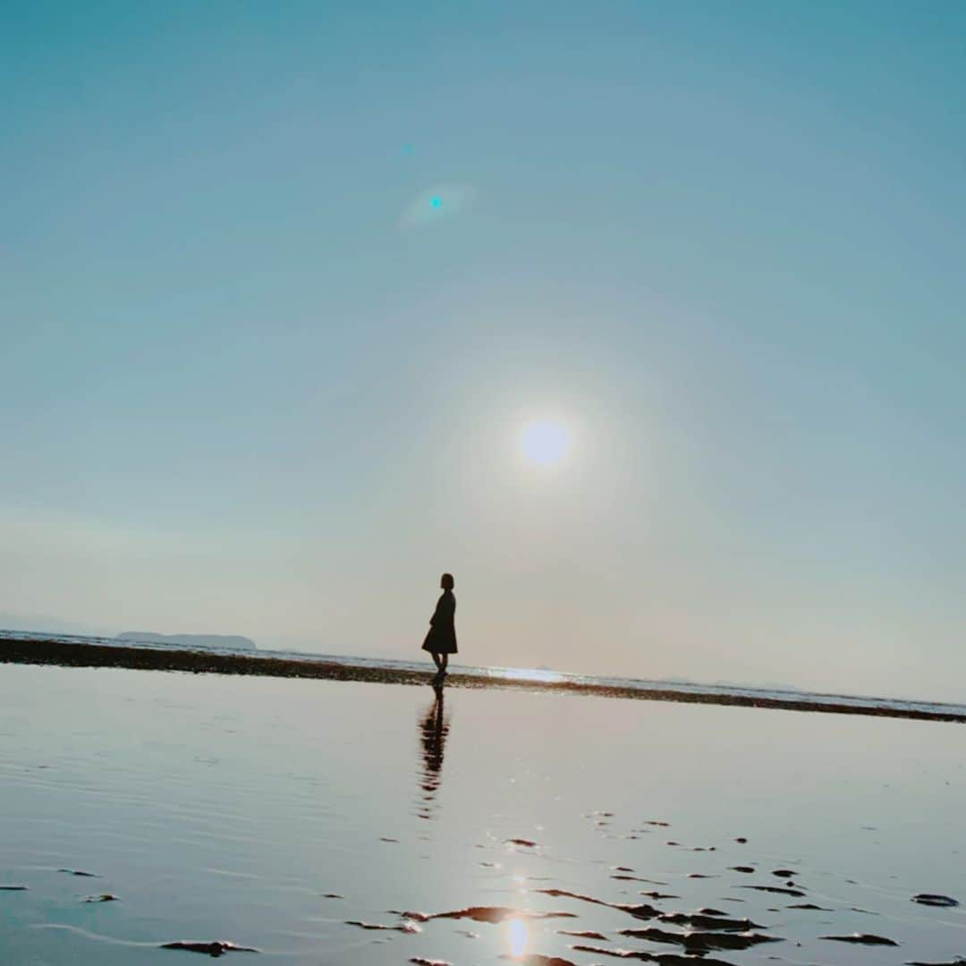 春瀬なつみのインスタグラム：「. 姉が撮ってくれました。 . 靴の中まで海水でひたひただったけど、 この景色のためと思って。 遠浅の浜のため、日没と引き潮が重なる晴天の時にこの光景が撮れるのだそうです。 . たまたま行った日がそうで、晴れ女の姉のおかげだねなんて話していました。 ほんとはもっと日没がいいんだけど、姪っ子たちの晩御飯もあるから早く帰らないといけなくて。 姉と妹の誕生日をお祝いできた大切な日でした。 . #父母ヶ浜  #香川県  #家族」