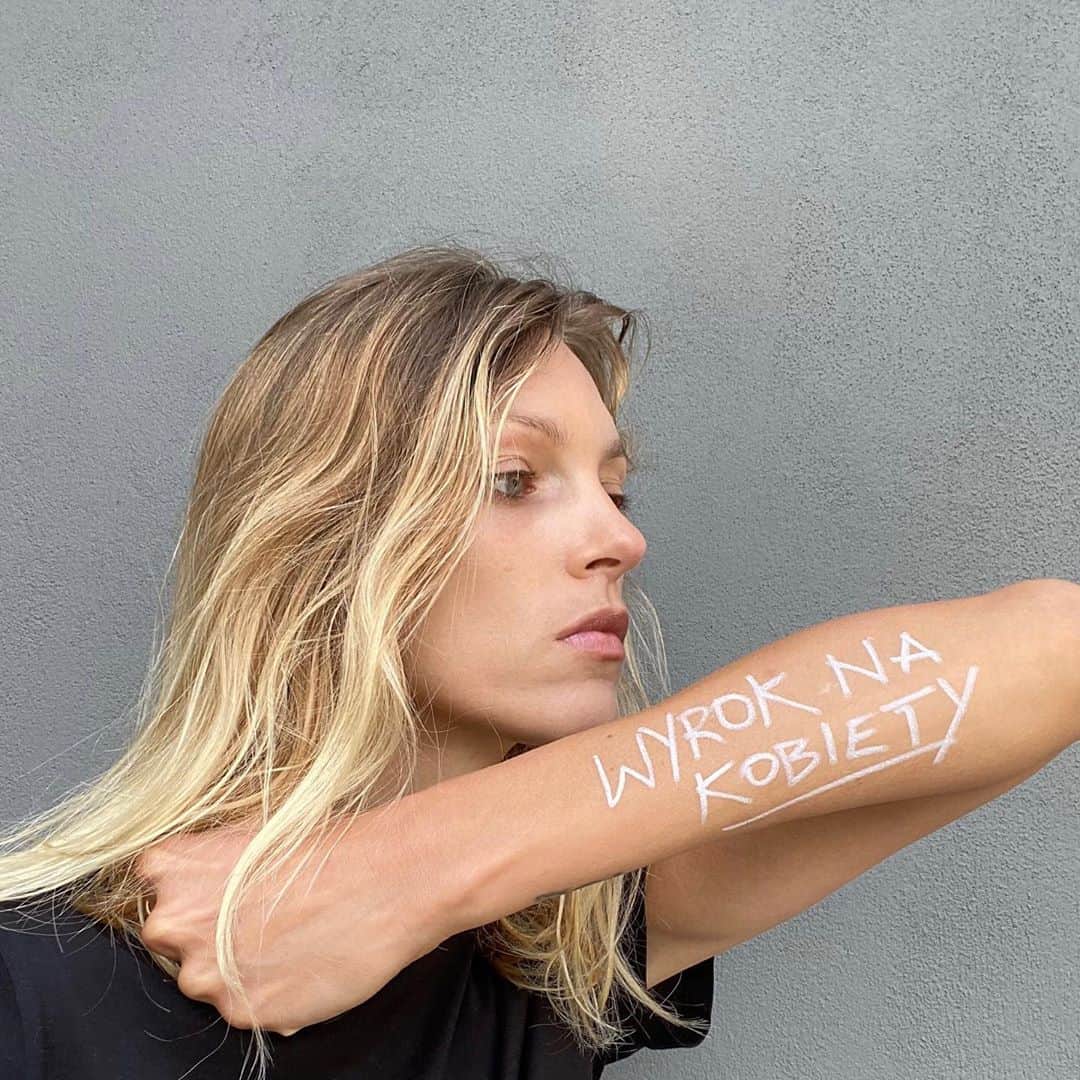 アニヤ・ルービックのインスタグラム：「Nie mogłam w nocy spać! Czuję się bezsilna i jest mi tak strasznie ciężko na sercu. Tak jest mi przykro, myślę o tragedii Polek, Polaków i Polskich rodzin! Myślę o ich strachu i bólu! Ja mam szczęście, ja mam wybór, i ja nie zdecyduję się na ciążę w Polsce. To prawo jest wyrokiem przeciwko kobietom, mężczyznom i rodzinom! Gdzie jakakolwiek empatia czy zrozumienie! Ten kraj staje się pełen absurdów!! Mamy zakaz aborcji a nic nie robimy aby zapobiec niechcianym ciążom, jesteśmy najgorszym krajem w Unii Europejskiej pod względem dostępu do antykoncepcji ! Nie edukujemy! Ba! Nawet chcą wprowadzić całkowity zakaz edukacji seksualnej !! Zmuszamy do rodzenia dzieci z ciężkimi, nieodwracalnymi wadami płodu, a potem tym kobietom i rodzinom nie pomagamy, nie wspieramy finansowo! Pozwalamy aby żyli na granicy ubóstwa bez pomocy, patrząc na cierpienie dziecka! To co się wydarzyło wczoraj  jest bardzo złym znakiem dla Polski! Tracimy Naszą wolność, o którą tak ciężko walczyliśmy! Nie możemy o tym zapomnieć! #wyroknakobiety #wyroknarodziny」