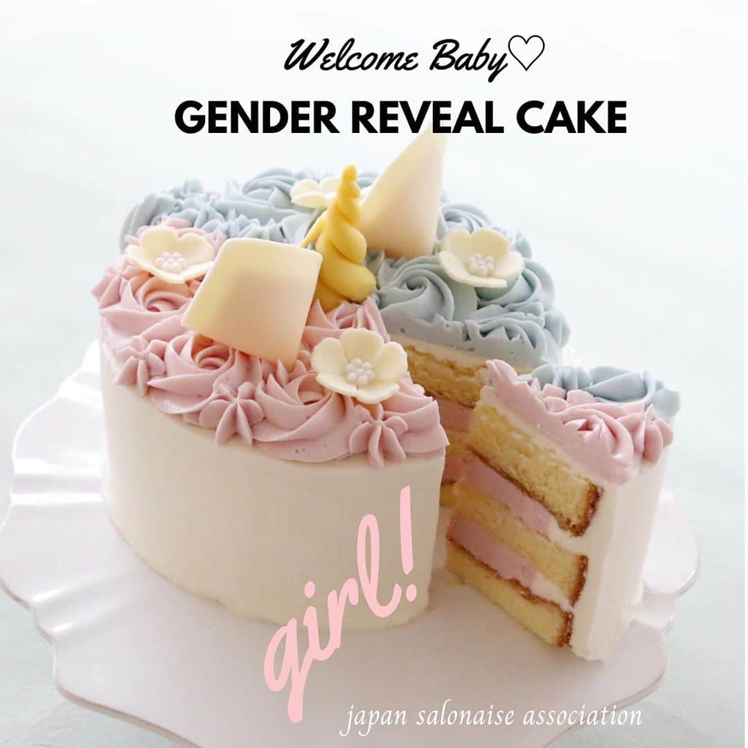 日本サロネーゼ協会さんのインスタグラム写真 - (日本サロネーゼ協会Instagram)「いま話題の#ジェンダーリビールケーキ を、JSAプロデュースカフェCUICUIで販売スタートしました👶  ジェンダーリビールケーキとは、生まれてくる赤ちゃんの性別を、 中のクリームの色で発表するためのケーキです👦👧 #ジェンダーリビールパーティー　で、盛り上がること間違いなし⭐️ ホイップクリームケーキ™️やパーティーデコレーションケーキの技術で、作ってみてくださいね😉💕  JSA待望のホイップクリーム(純生クリーム・植物性クリーム)のデコレーションケーキに特化した、日本初の資格講座『ホイップクリームケーキ(TM)認定講師講座』は、 通学・オンライン両方で開講中！自由が丘本部、芦屋本部以外に、全国のホイップクリームケーキ認定校でご受講いただけます。  全6回の講座で、難しいナッペや絞りを極めて、デコレーションのスペシャリストになりませんか❓  #ホイップクリームケーキ #ホイップクリームケーキ認定講座 #日本サロネーゼ協会 #オンライン講座 #オンライン資格取得  #ケーキ資格 #デコレーションケーキ資格 #デコレーションケーキ教室 #好きを仕事に #おうちで習い事  #おうち教室 #おうちで資格取得 #生日蛋糕  #奶油蛋糕  #ホイップクリームパイピング #ホイップクリームフラワー #アンティークケーキ #antiquecake #ペイントケーキ #paintcake #whipcream #whipedcreamcake  #whipcreamcake #オンラインスクール #オンラインクラス #オンラインレッスン #onlineclass  #onlinelessons」10月23日 22時19分 - japan.salonaise.association