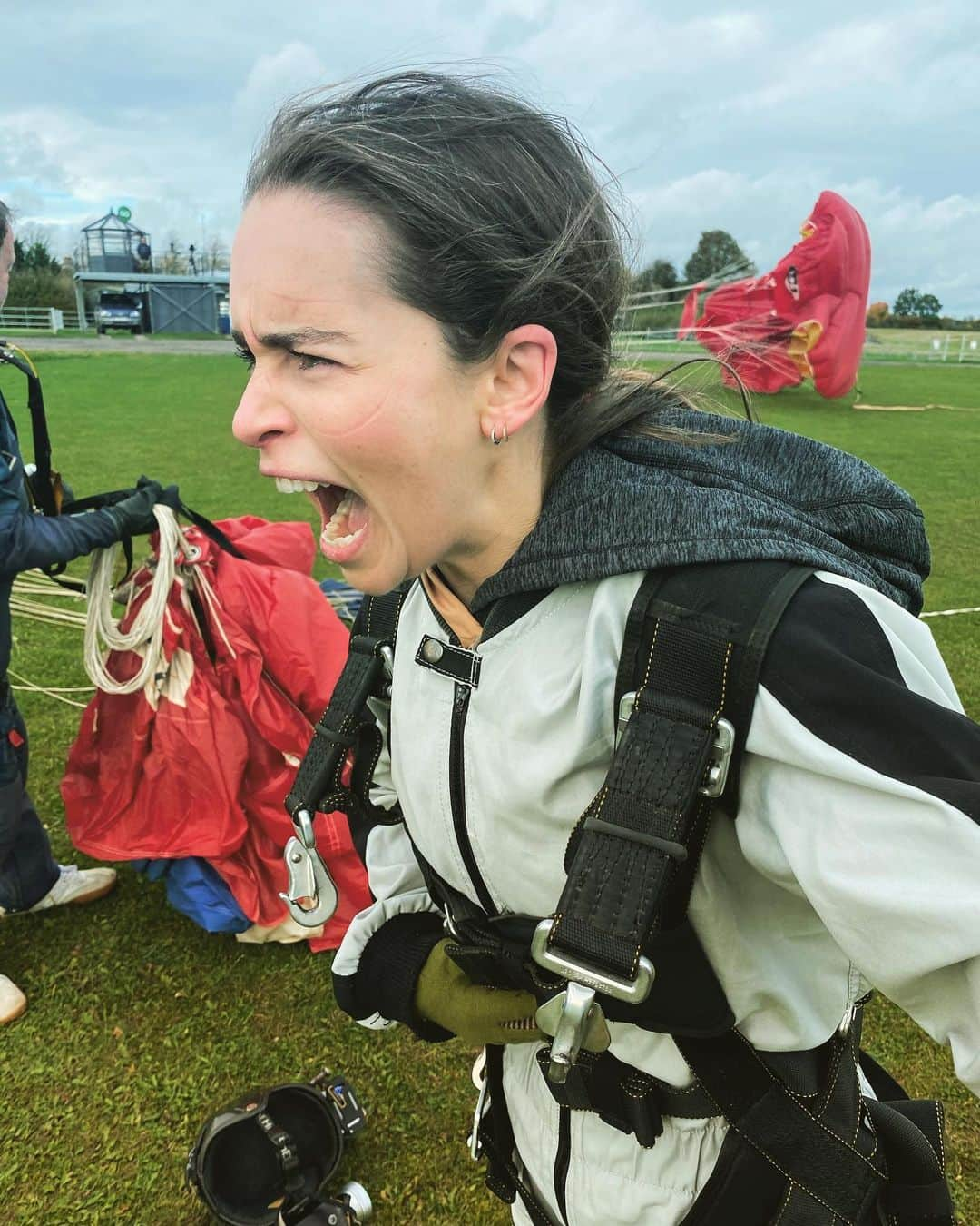 エミリア・クラークのインスタグラム：「What could match the profound existential terror of another birthday?  Jumping out of a goddamn plane is what.  😎  #whosaysyoucanonlyflydragons?  #freeeeeeeeeefaaaalllliiiinnnggggg #🥳  #myfacialexpressionstellyouallyouneedtoknow  #mymothermyhero #birthdaybluestakeapunch  Thank you Hinton Sky Diving for the most exhilarating experience of my life!」