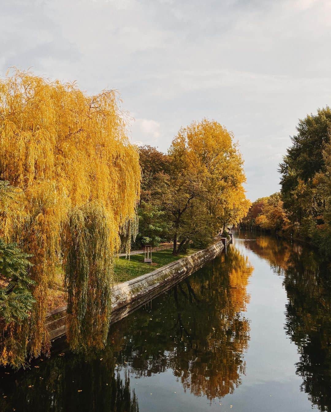 のインスタグラム：「Before the rain. #kreuzberg #landwehrkanal #autumninberlin #autumn #leaves #berlin #herbst #laub #herbstlaub」