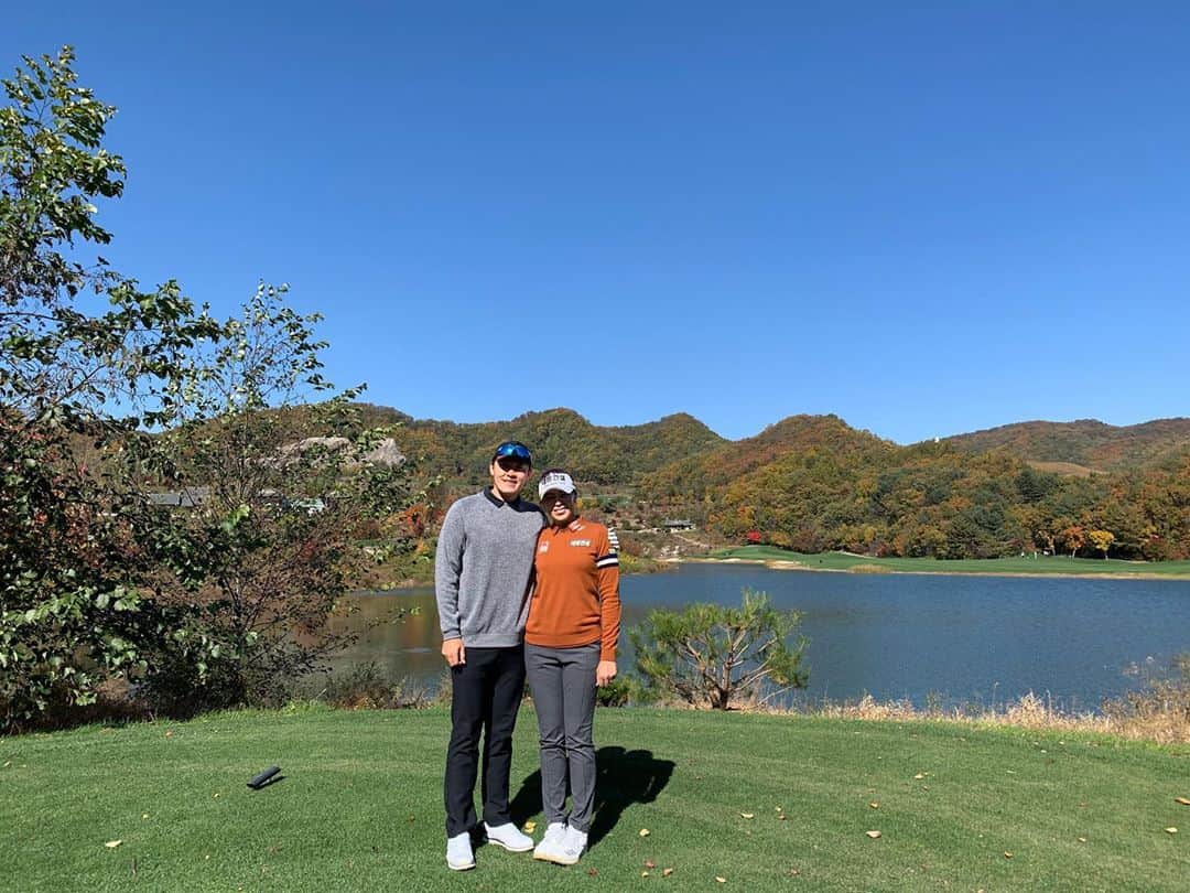ハー・ミジョンのインスタグラム：「너무 너무 너어어어어무 아름다운 라비에벨❤️ 지금까지 가봤던 골프장중에 최고👍🏼 감탄사 연발하다가 18번홀 끝났다는.....😓 #춘천 #라비에벨cc #최고」