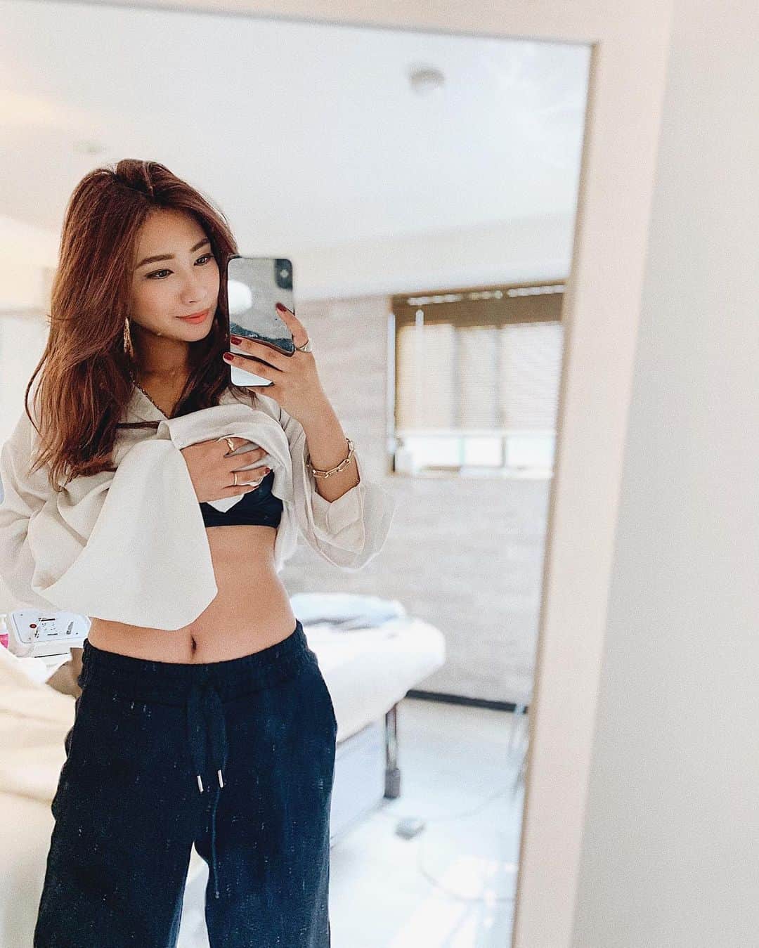 新井ニーニャのインスタグラム：「🖤﻿ ﻿ ﻿ ラブママ時代の戦友😘(笑)が﻿ エステサロンで働いていて﻿ ボディハイフでお邪魔してきました🥰💞﻿ @ayamikawabata  ﻿ 『気になる箇所どこですか？』﻿ って改めて聞かれて﻿ 『ぜ、ぜ、ぜんぶです😅』となるぐらい﻿ 太ってしまいまして﻿ ﻿ 下半身触ってもらって﻿ すぐに対処した方が良さそうな場所に﻿ ハイフを当ててもらいました🤣﻿ ﻿ ・お腹周り﻿ ・腰からお腹へのくびれライン﻿ ・腰回り﻿ ・内腿﻿ ・外腿﻿ ﻿ とかなり贅沢なコースを🤤💕﻿ ﻿ 同じ部位に2種類のハイフを当てるエステはここが初めてかも😳💫痛みに弱い私なのに痛みはほとんどないし、施術中おトイレ行きたくなって中断してもらったぐらい即効性がすごくて‼️﻿ 終わった後はもう。びっくり仰天‼️﻿ ﻿ お腹くびれとるし﻿ 凹んでるし﻿ 腹筋浮き出てきたし﻿ 股の間隙間出来たし﻿ お尻ギュインて上がってるし﻿ ﻿ こんな変わるのーーー！？ってぐらい変化してテンション爆上げです🤤💞ハイフの後は沢山お水を飲んだ方が良いんだけど、身体が『水くださいぃ！』状態で、ずっと喉渇いてた😲ごくごく飲んでたから、デトックスパワーが半端なくて脂肪が流れていってる感じするのよ！﻿ ﻿ 身体が本当に軽くなって、お腹周りは触ってもわかるぐらい減るし、ハイフってやっぱすごい…😭👏﻿ ﻿ どうしてもここのお肉が落ちない❗️💦ってところはハイフに頼って食生活改めて有酸素運動するのがベストだなと痛感しました🥺💕﻿ ﻿ 美容ハイフの中で、過去1効果を感じた❤️またお邪魔させてください〜〜🤤💞﻿ @lesera.shinjuku  あやみちゃんありがとう〜〜😍❤️ ﻿ #ハイフ #エステサロン #エステ #痩せたい #ビフォーアフター #レセラハイフ」