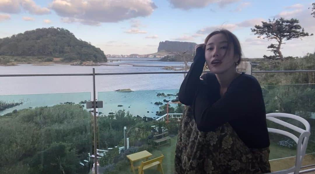 ソ・ウナのインスタグラム：「🖤」