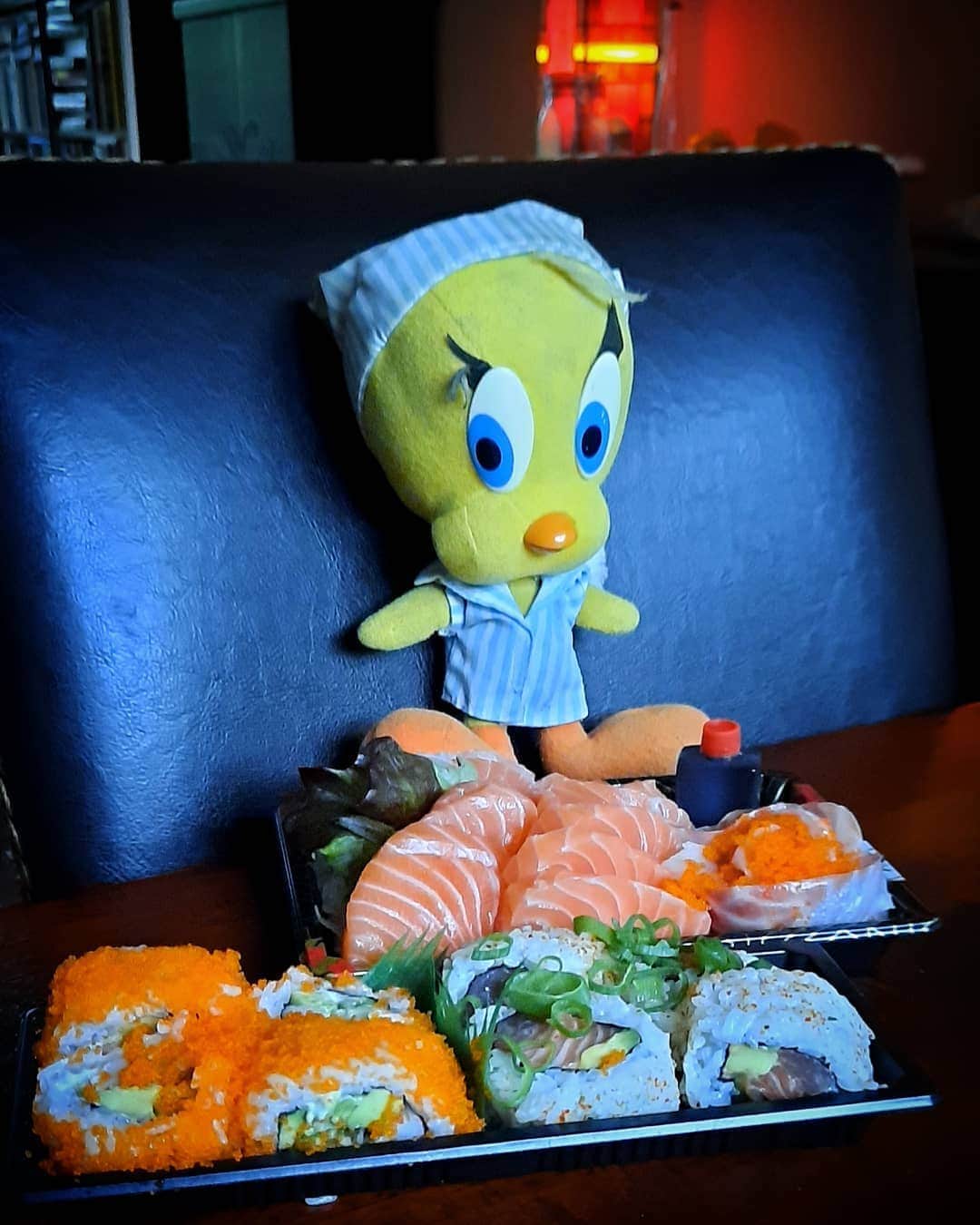 Little Yellow Birdさんのインスタグラム写真 - (Little Yellow BirdInstagram)「Staying in but still eating well! Sushi time!!  #littleyellowbird #tweety #tweetykweelapis #adventures #yellow #bird #weekend #friday #tgif #dinner #sushi #sashimi #japanese #food #goodfood #stayingin #thuisbezorgd #happyfood #stuffedanimalsofinstagram #plushiesofinstagram」10月23日 22時16分 - tweetykweelapis