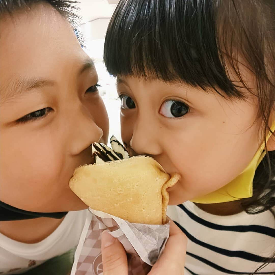 えりのインスタグラム：「😋 . . . クレープはチョコバナナ派👩👧 兄さん本当はベリー派👦 常に女性陣に合わせてくれてありがとう。 . . 今日も我が家は元気です。」