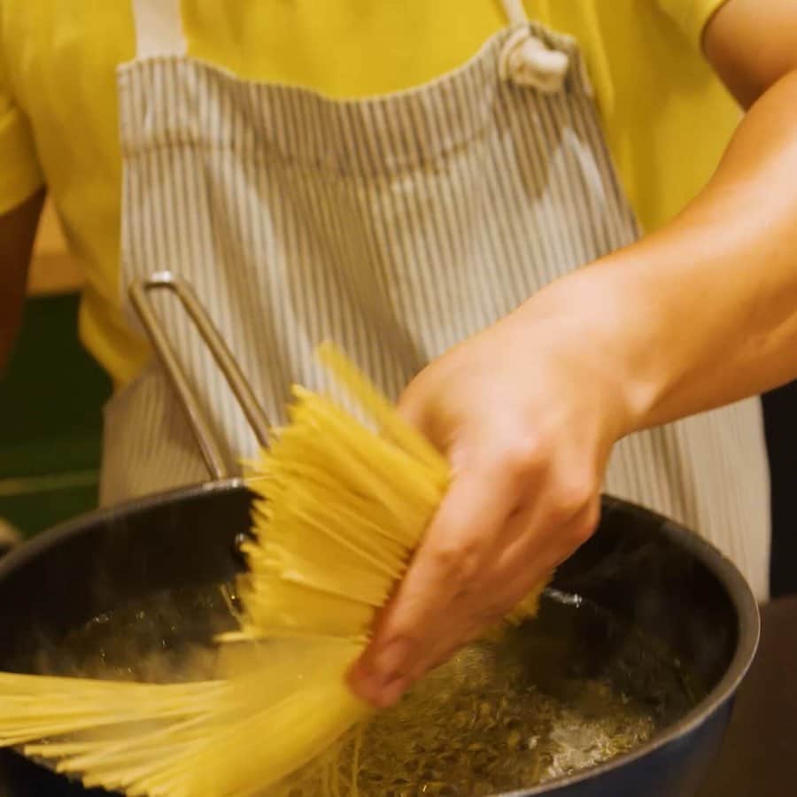 栗原心平さんのインスタグラム写真 - (栗原心平Instagram)「早摘みグリーンレモンで「グリーンレモンのクリームパスタ」を作りました！  パスタをゆでて混ぜるだけの超簡単レシピながら、永遠に食べていられるような爽やかさです！  詳しくはプロフィールのリンクから @gochisosamachannel  #家で作ろう #栗原心平 #shimpeikurihara #ごちそうさまチャンネル #レシピ #簡単」10月23日 16時48分 - gochisosamachannel