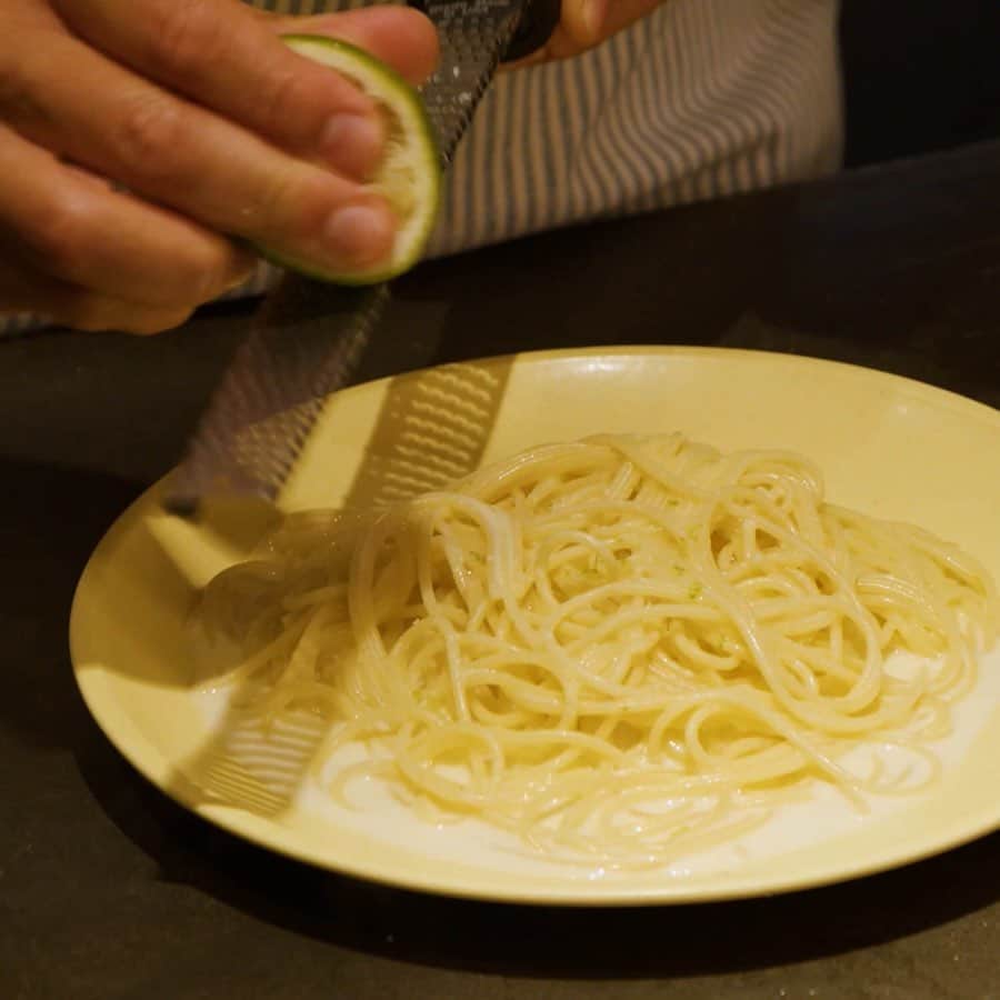 栗原心平さんのインスタグラム写真 - (栗原心平Instagram)「早摘みグリーンレモンで「グリーンレモンのクリームパスタ」を作りました！  パスタをゆでて混ぜるだけの超簡単レシピながら、永遠に食べていられるような爽やかさです！  詳しくはプロフィールのリンクから @gochisosamachannel  #家で作ろう #栗原心平 #shimpeikurihara #ごちそうさまチャンネル #レシピ #簡単」10月23日 16時48分 - gochisosamachannel