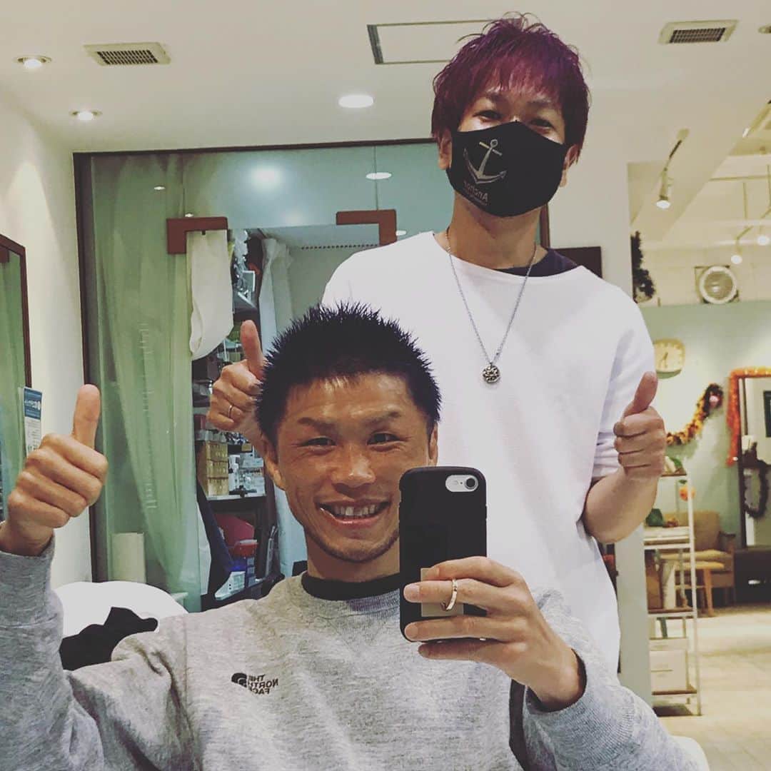 裕樹のインスタグラム：「いつもカットとカラーを、ほぼお任せでやっていただいてる ｈａｉｒｍａｋｅpousseさんに ラストマッチのヘアメイクもお願いしました！ オーナーはパーソナルトレーニングにもきてくださっていて、もう10年以上カットをお願いしています！ 今回は、スーパーサイヤ人ブルーです🤣 画像は分かりにくいけど、かなり綺麗なブルーです！ ジムで確認してね👍  #甲東園#宝塚#西宮#伊丹#キックボクシング#フィットネス#ダイエット#裕樹#ローキック#エクササイズ#ミットネス#体幹トレーニング#アンカージム#裕樹のローキック#朝活トレーニング#パーソナルトレーニング#ウエイトトレーニング#ヘアメイクプース」