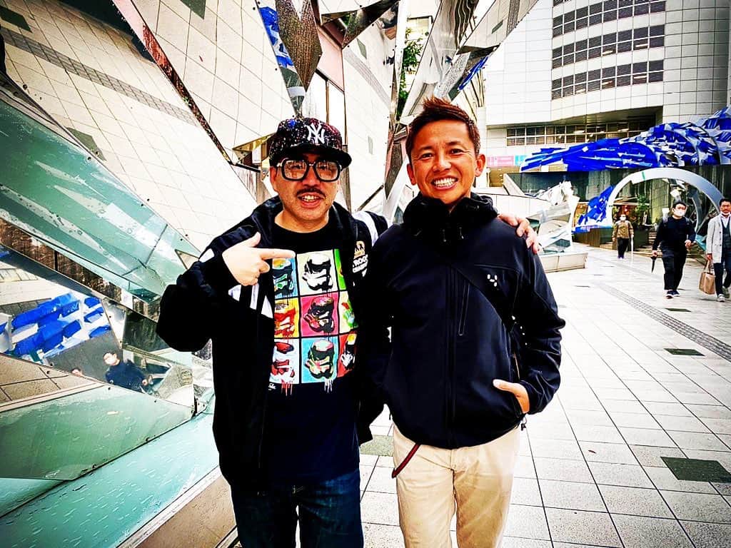 GAKU-MCのインスタグラム：「久しぶりに渋谷に行ったら街の様子が変わり果てていて衝撃を受けたけど、ふと見たらそこに Ｋダブシャイン。渋谷はやっぱり変わってないね👍ちなみに僕らは大学同期の桜🌸　#japanesehiphop  #kdoubleshine #キングギドラ　#gakumc  #アトミックボム #funkygrammarunit」