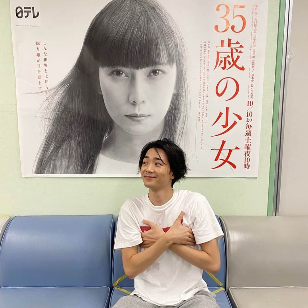 【公式】３５歳の少女さんのインスタグラム写真 - (【公式】３５歳の少女Instagram)「次はどんなロゴTなのかな⁉️ 予想してみよう🙌  #竜星涼 さん演じる 引きこもりの達也😆  いつも😋 個性的なロゴTを愛用💕💕  明日の第3話では✨ どんなロゴTを着ているのか⁉️  #みんな予想して #コメントしてね #隠してて見えないけど  #これまでの #ロゴT は #絆 #誠 #感謝 ﻿ #三十五歳の少女 ﻿ #35歳の少女﻿ #日テレ﻿ #10月24日第3話﻿」10月23日 17時05分 - shojo35